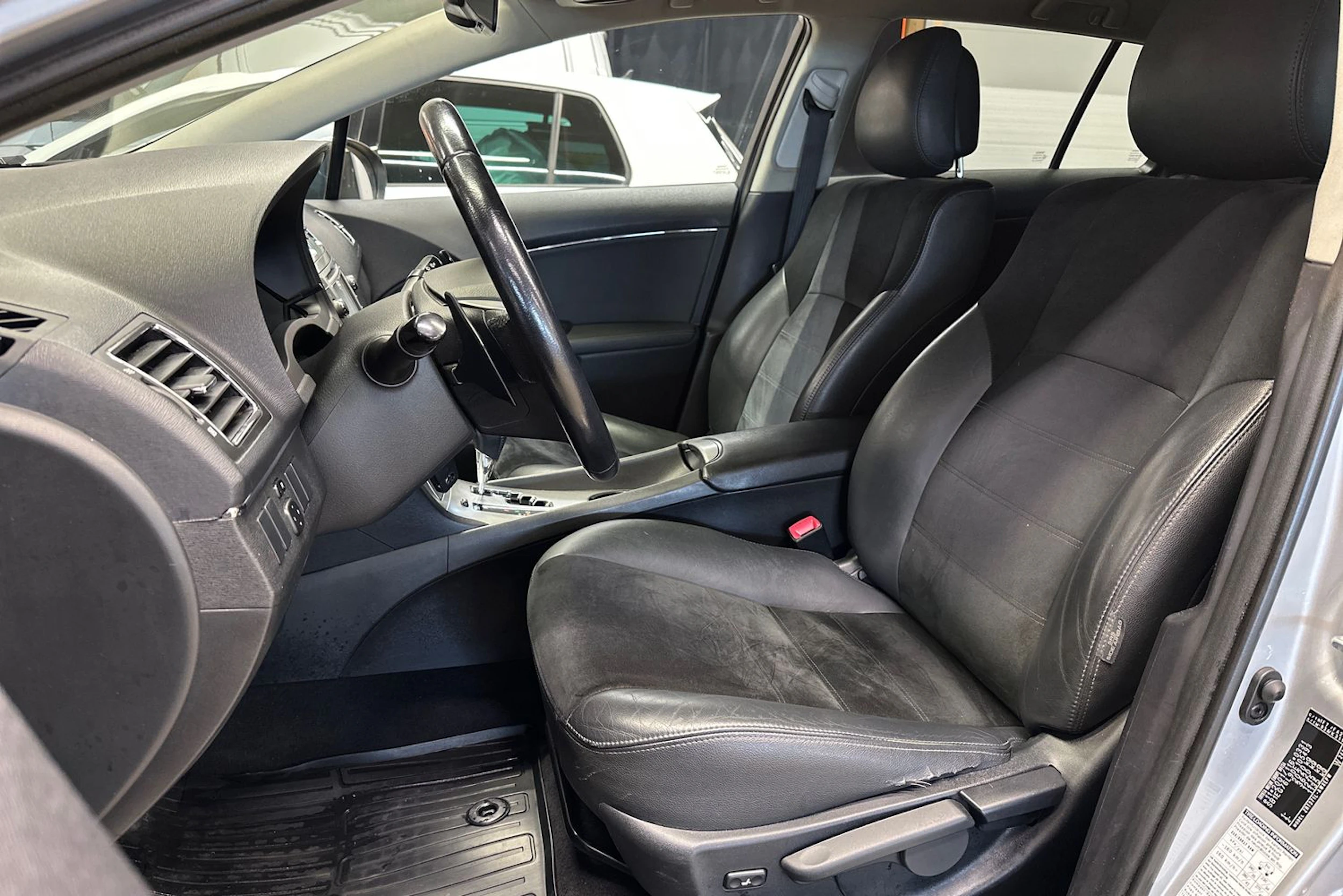 hopea Toyota Avensis 2015 kuva 12.
