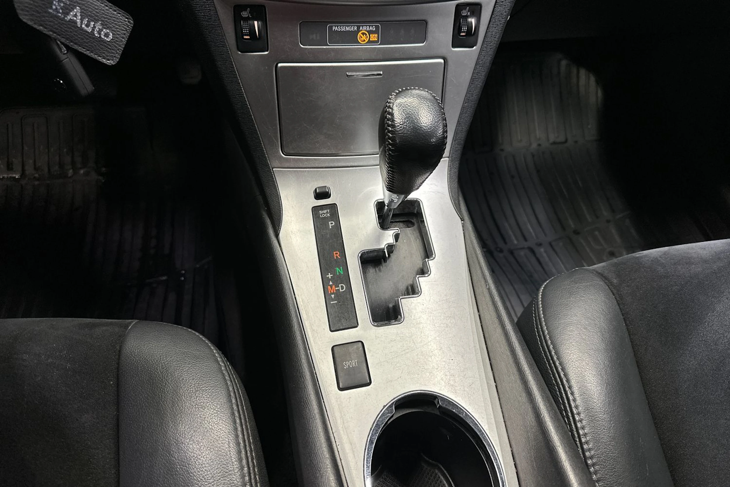 hopea Toyota Avensis 2015 kuva 18.
