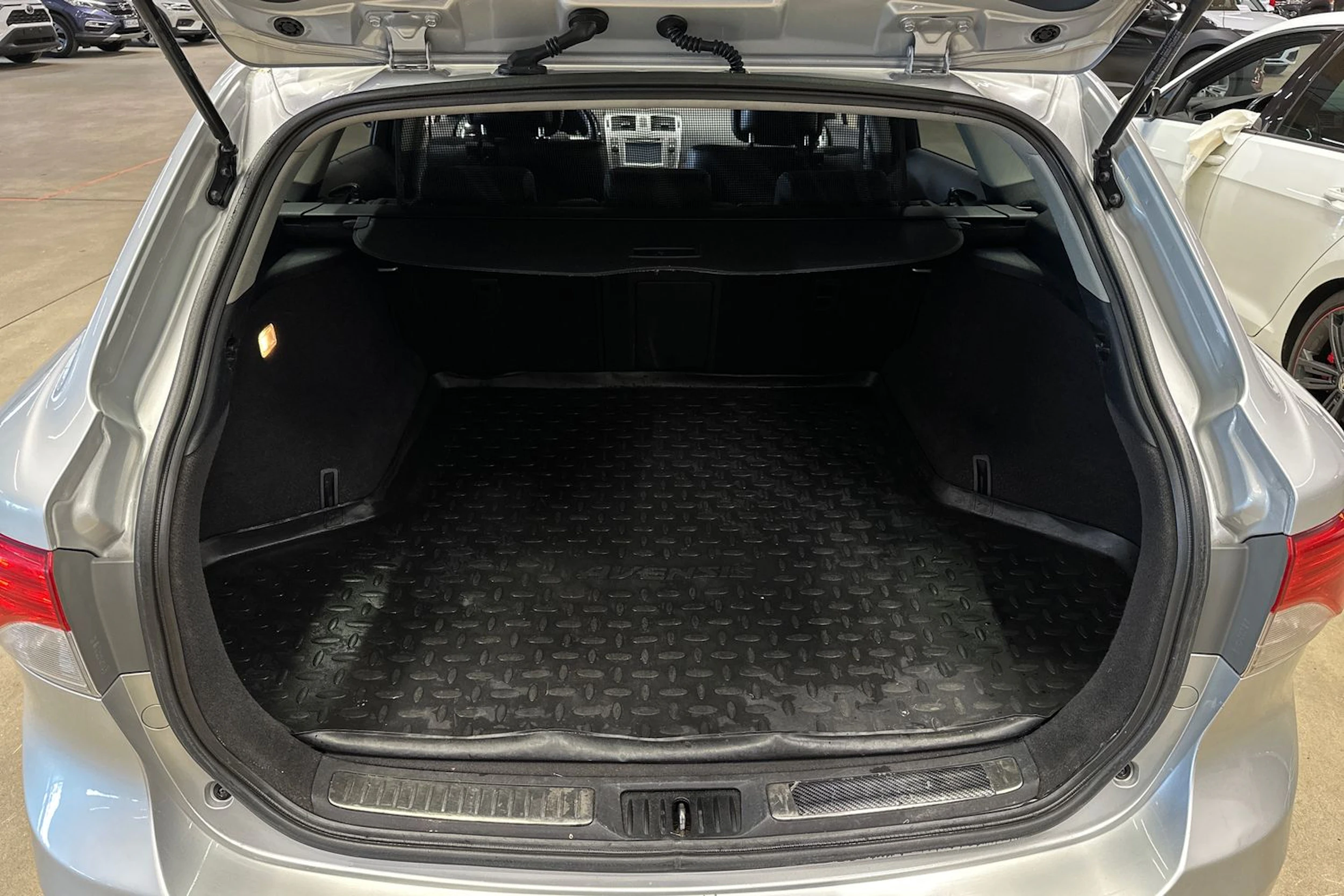 hopea Toyota Avensis 2015 kuva 24.