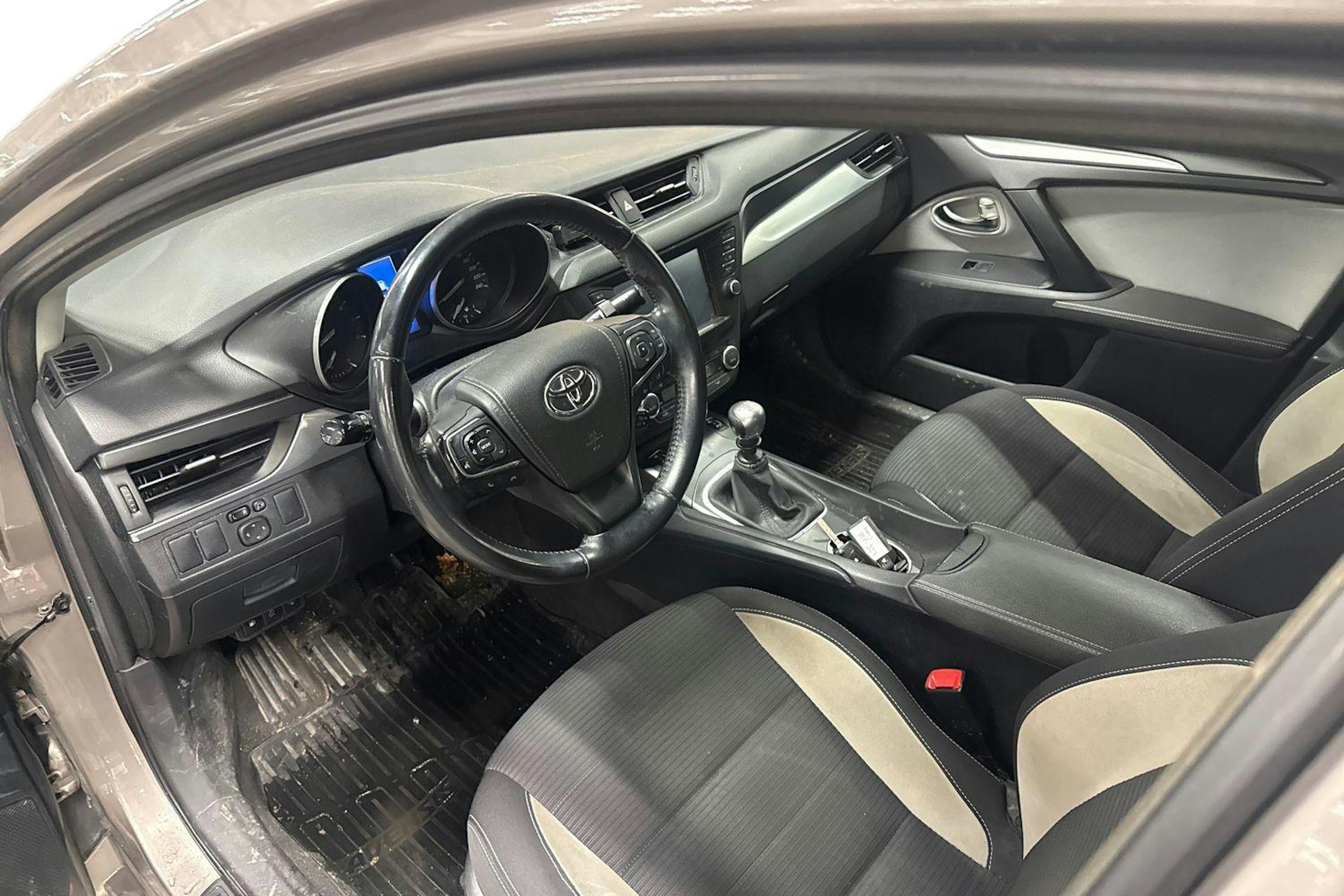 ruskea (beige) Toyota Avensis 2015 kuva 3.