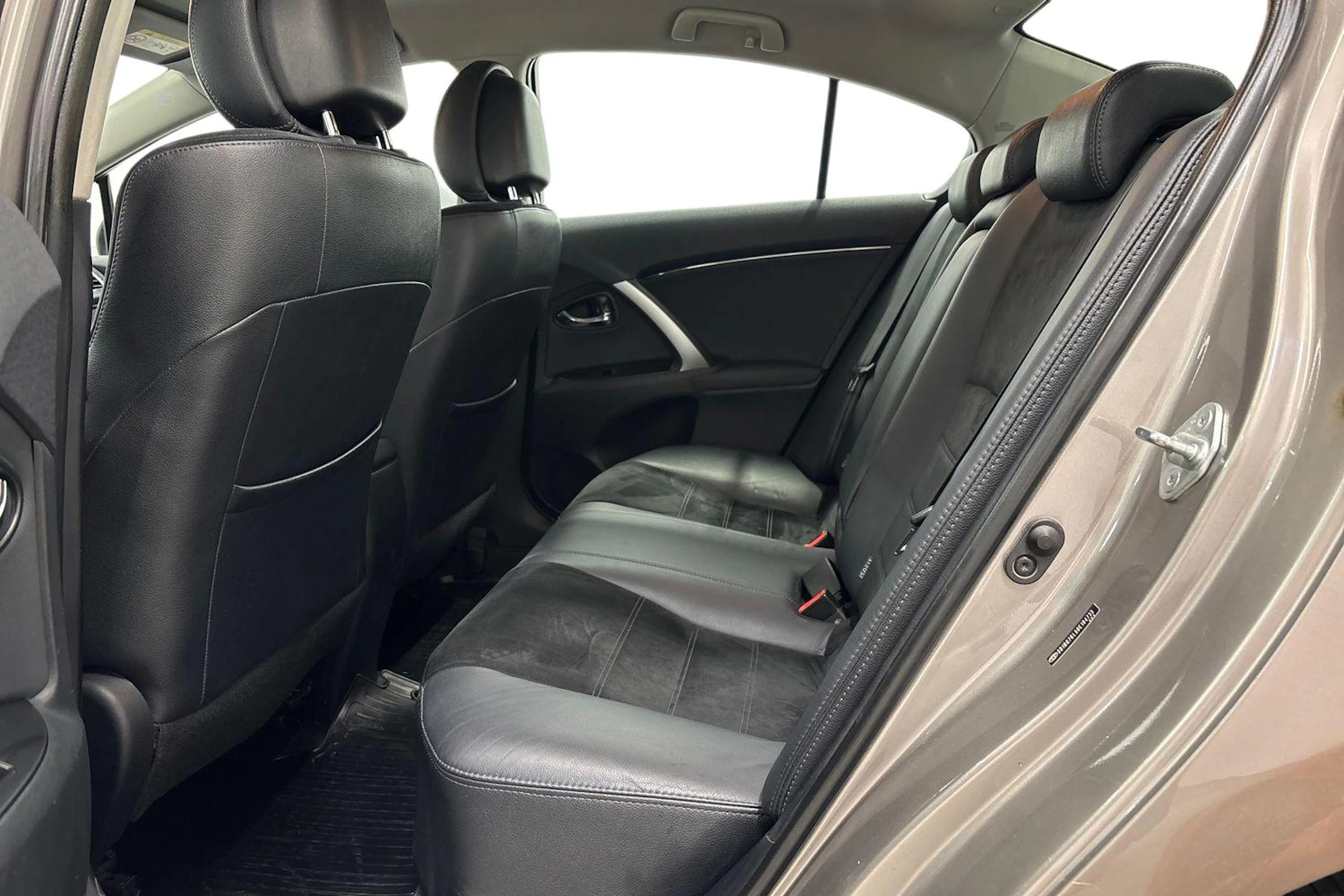 ruskea (beige) Toyota Avensis 2015 kuva 8.
