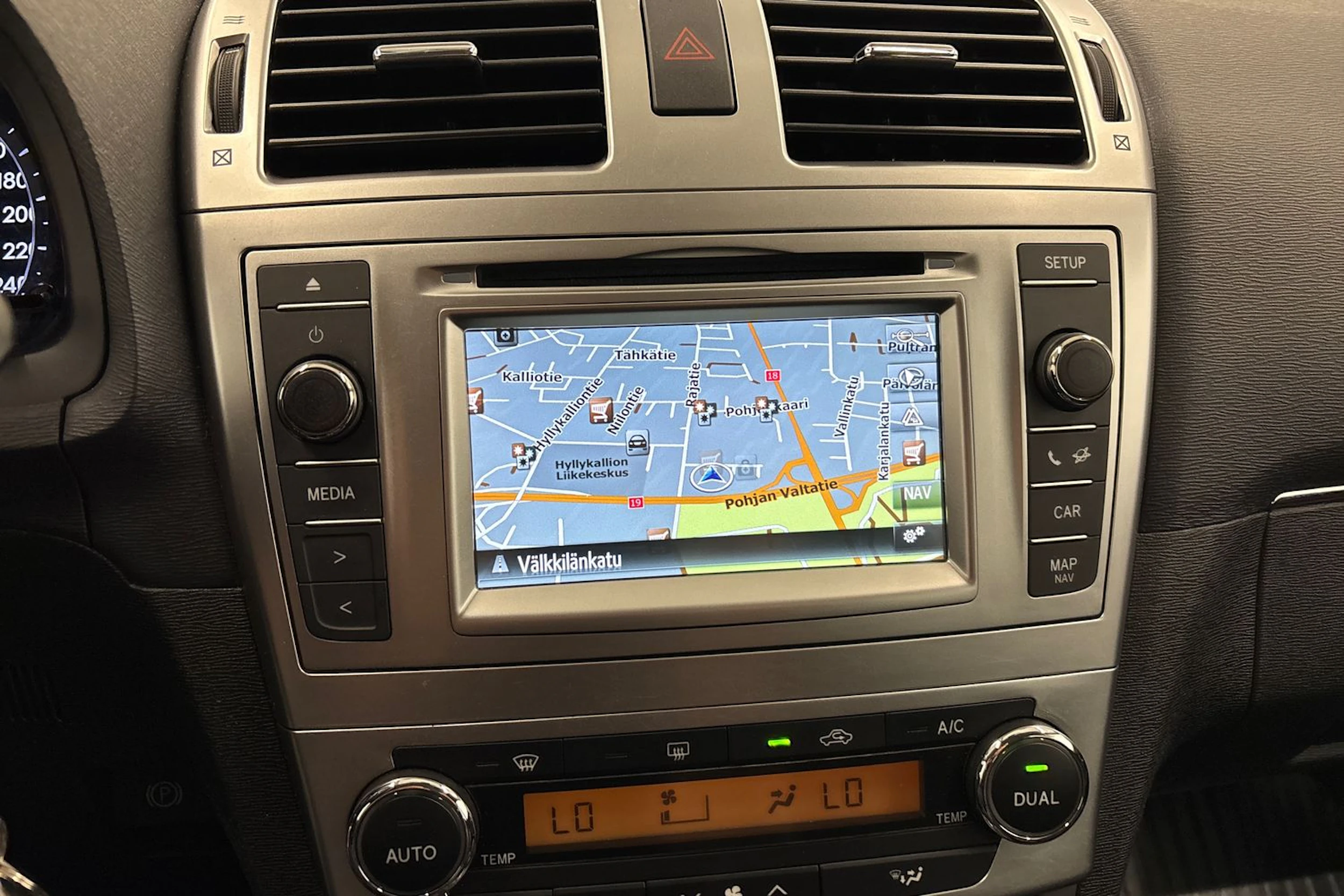 ruskea (beige) Toyota Avensis 2015 kuva 13.
