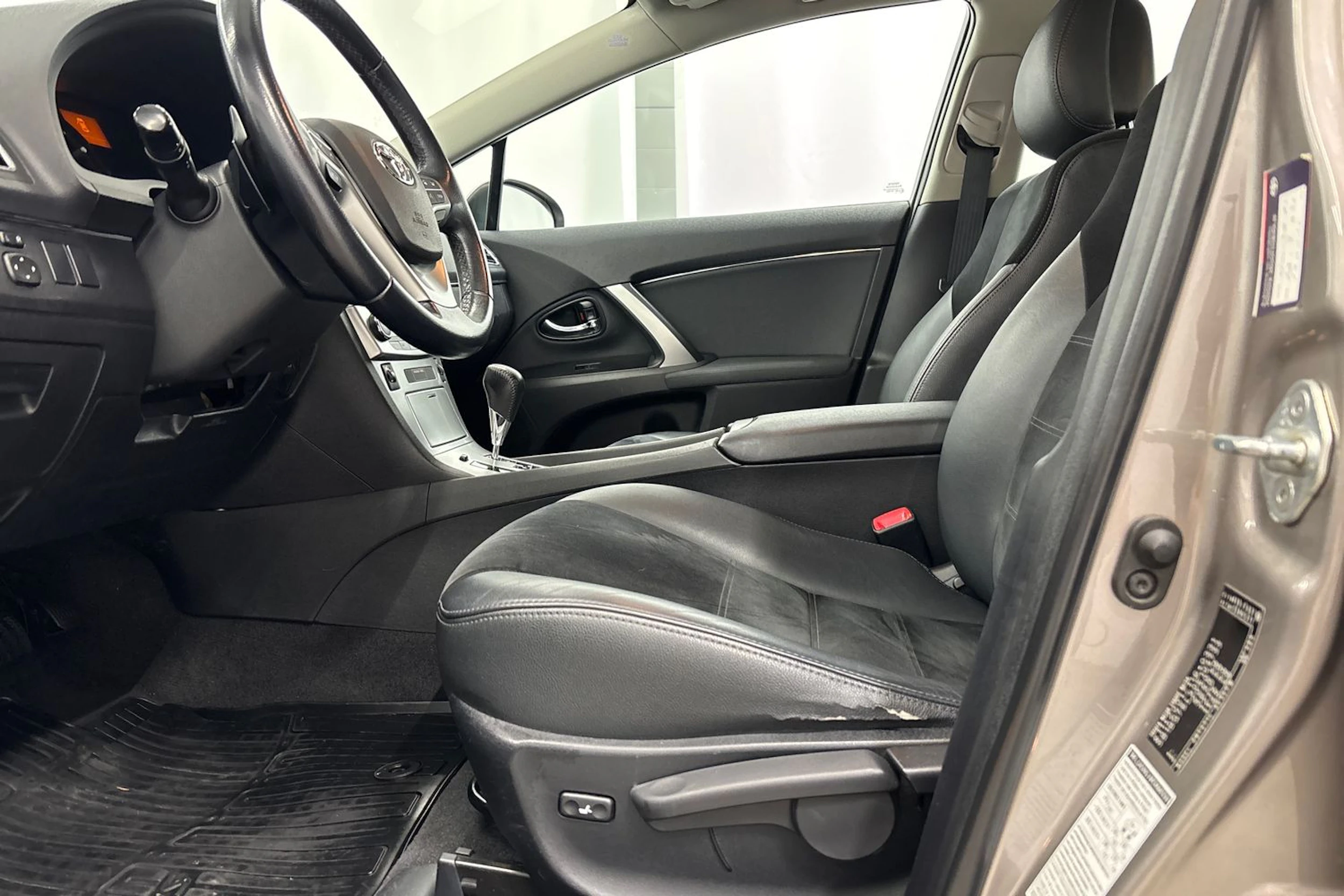 ruskea (beige) Toyota Avensis 2015 kuva 18.