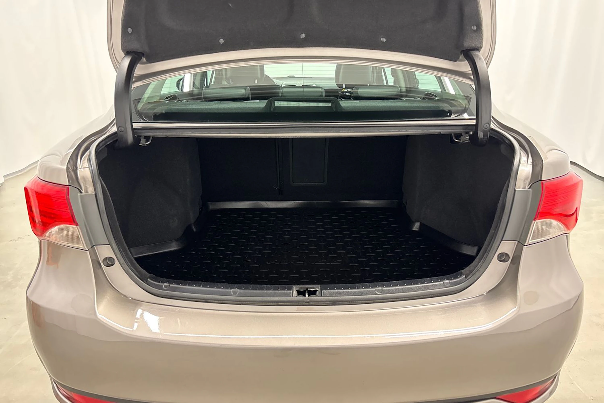 ruskea (beige) Toyota Avensis 2015 kuva 19.