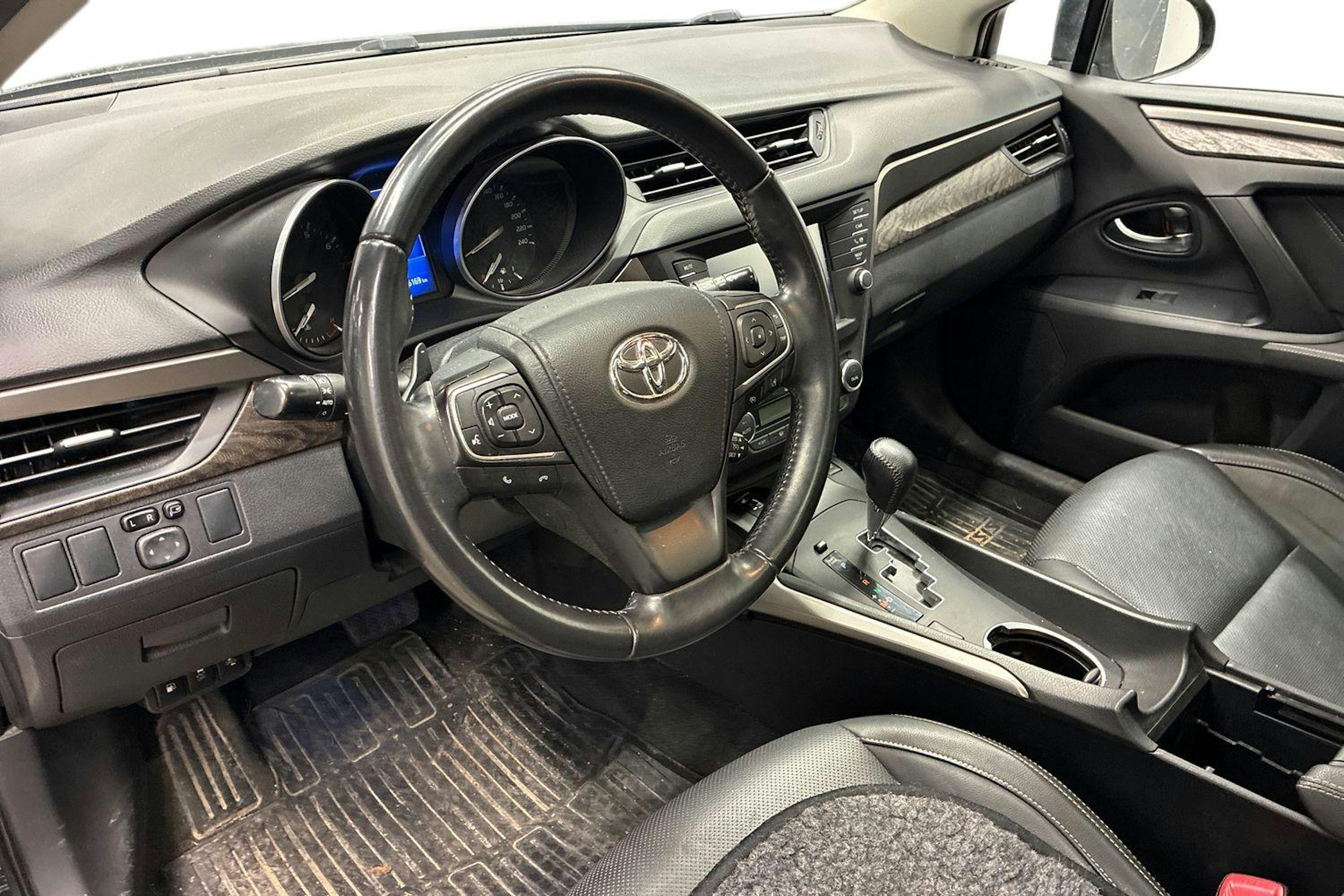 musta Toyota Avensis 2015 kuva 3.