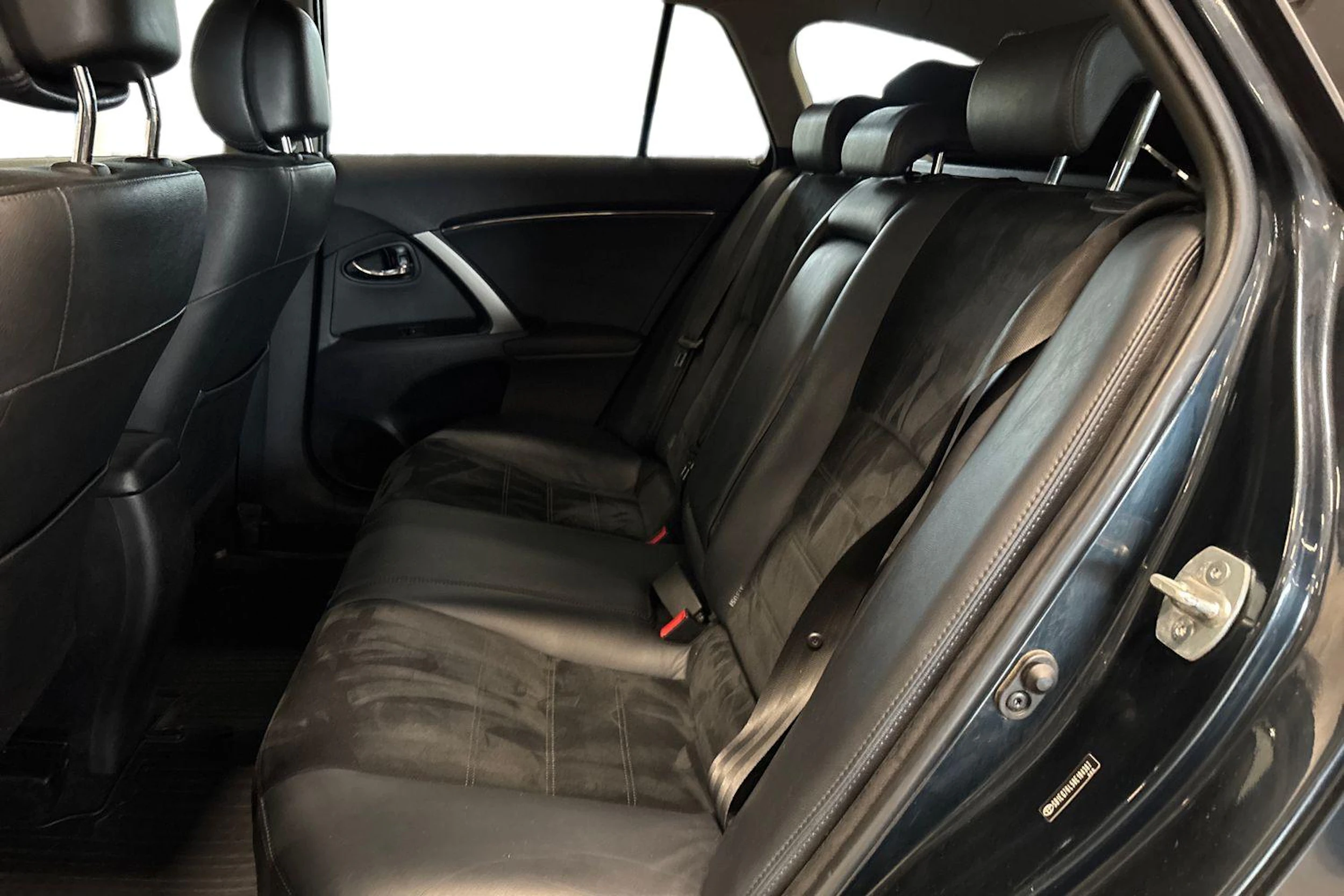 harmaa Toyota Avensis 2015 kuva 8.