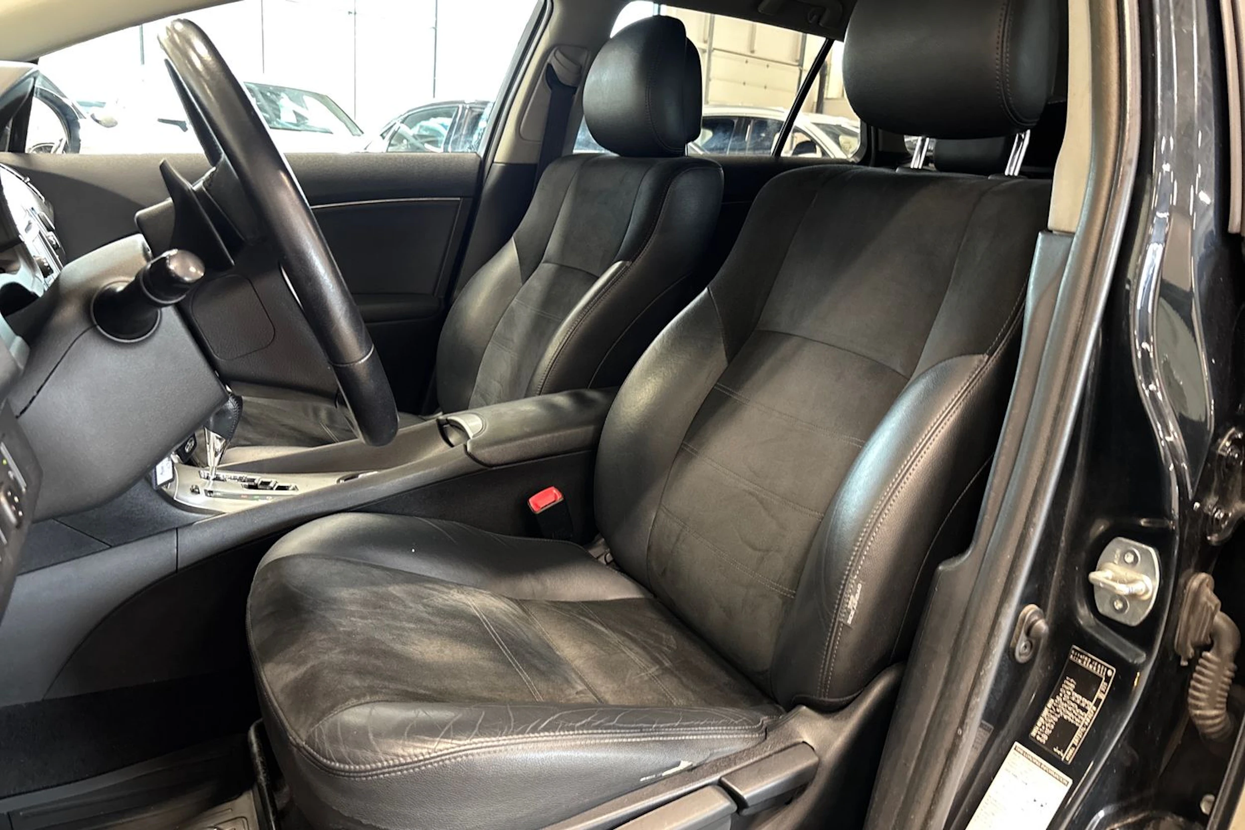 harmaa Toyota Avensis 2015 kuva 11.