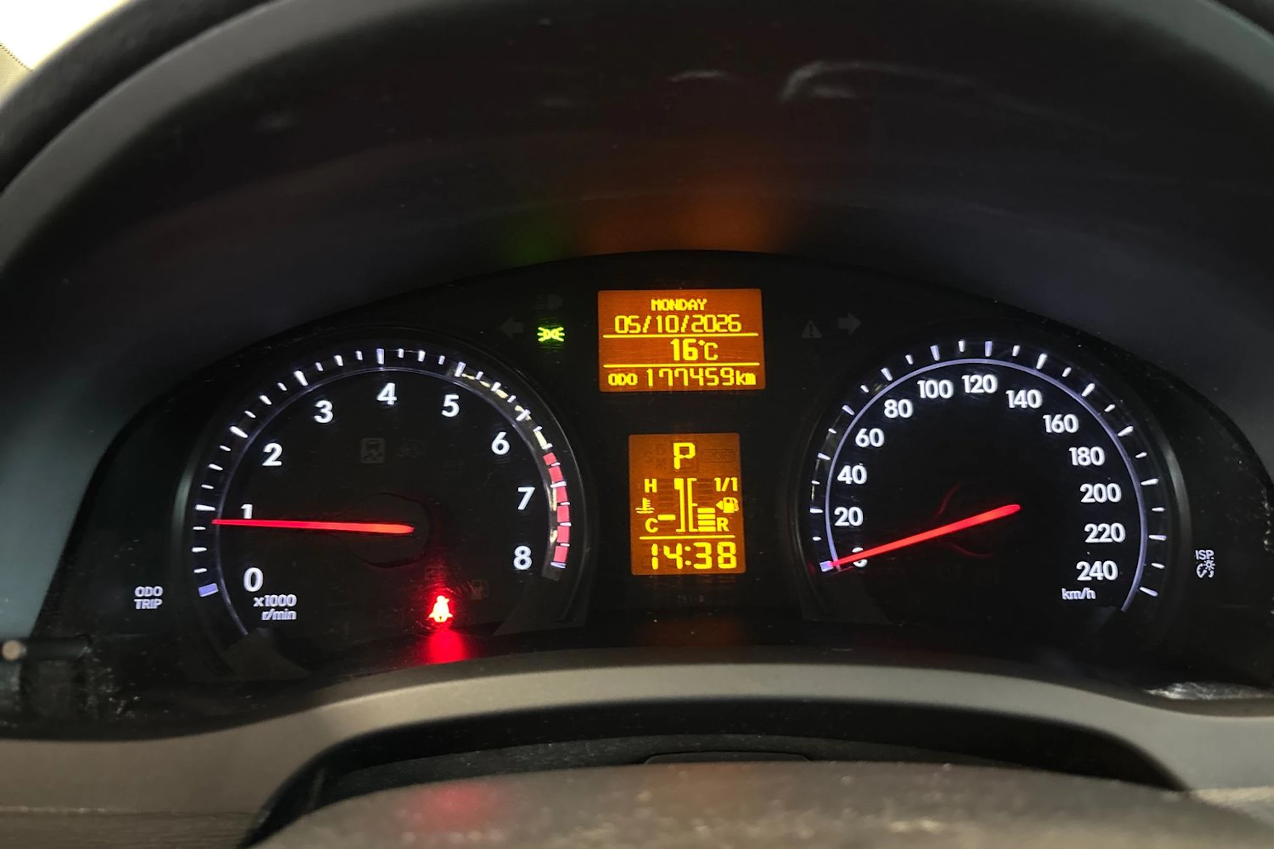 harmaa Toyota Avensis 2015 kuva 17.