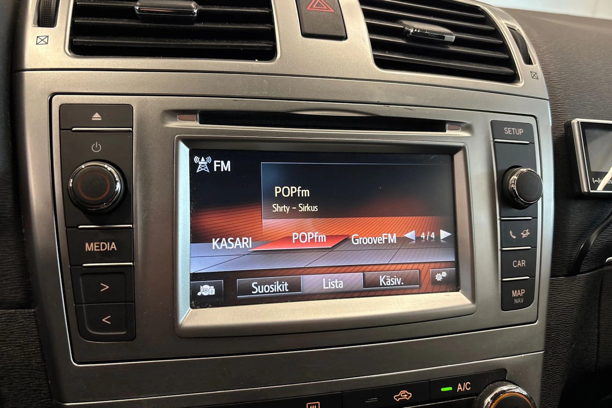 harmaa Toyota Avensis 2015 kuva 20.