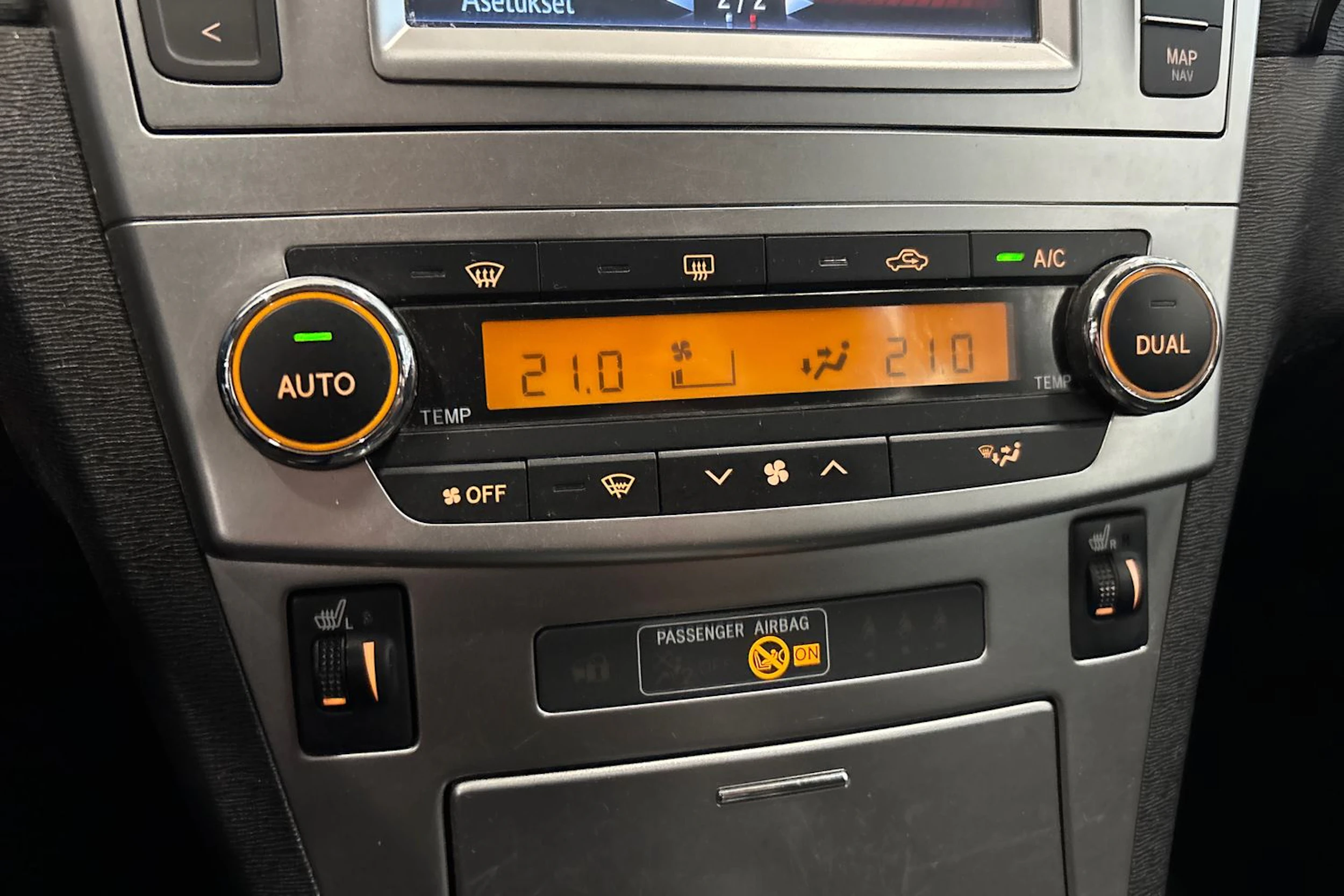 harmaa Toyota Avensis 2015 kuva 24.