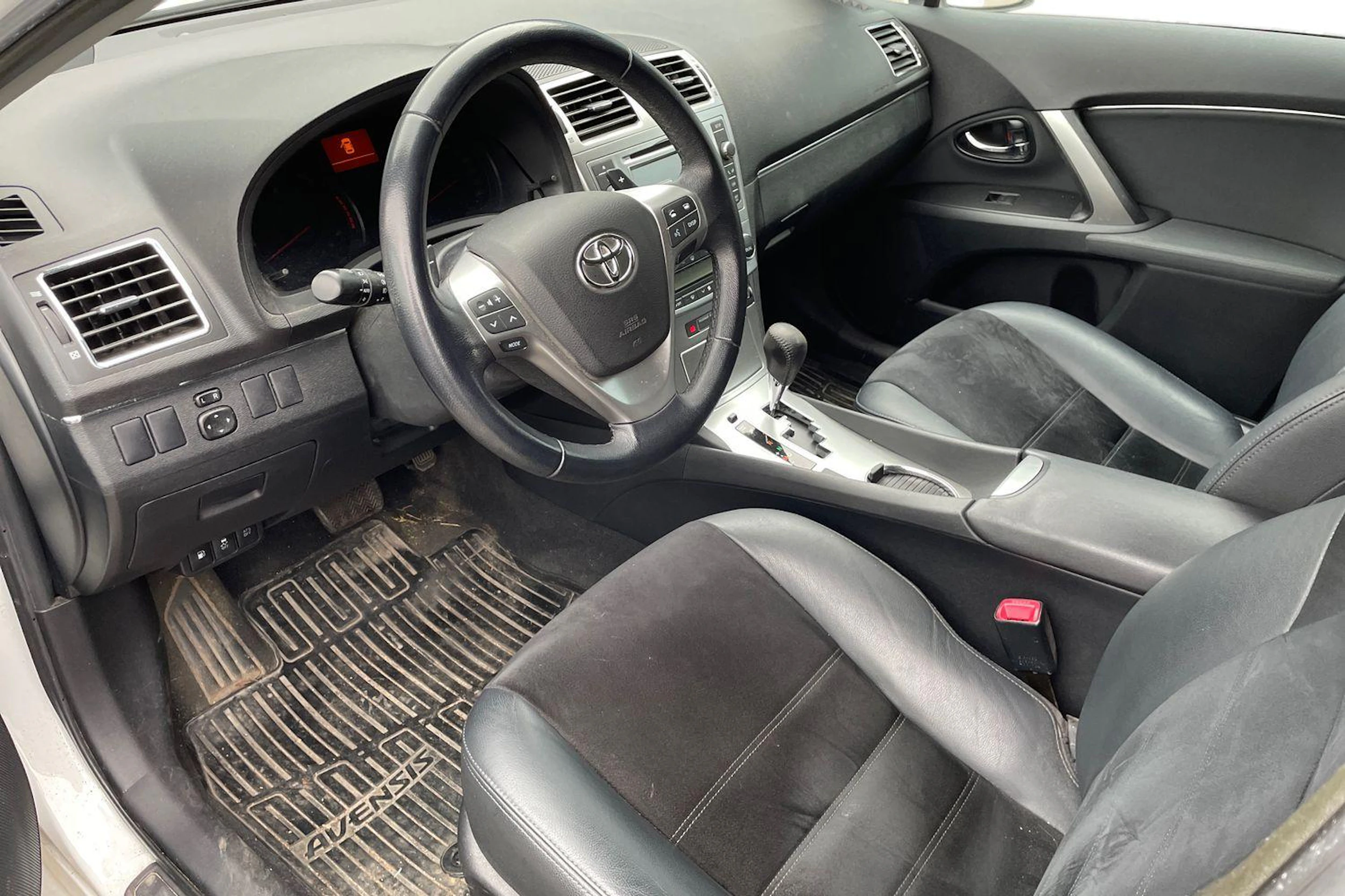 valkoinen Toyota Avensis 2015 kuva 3.
