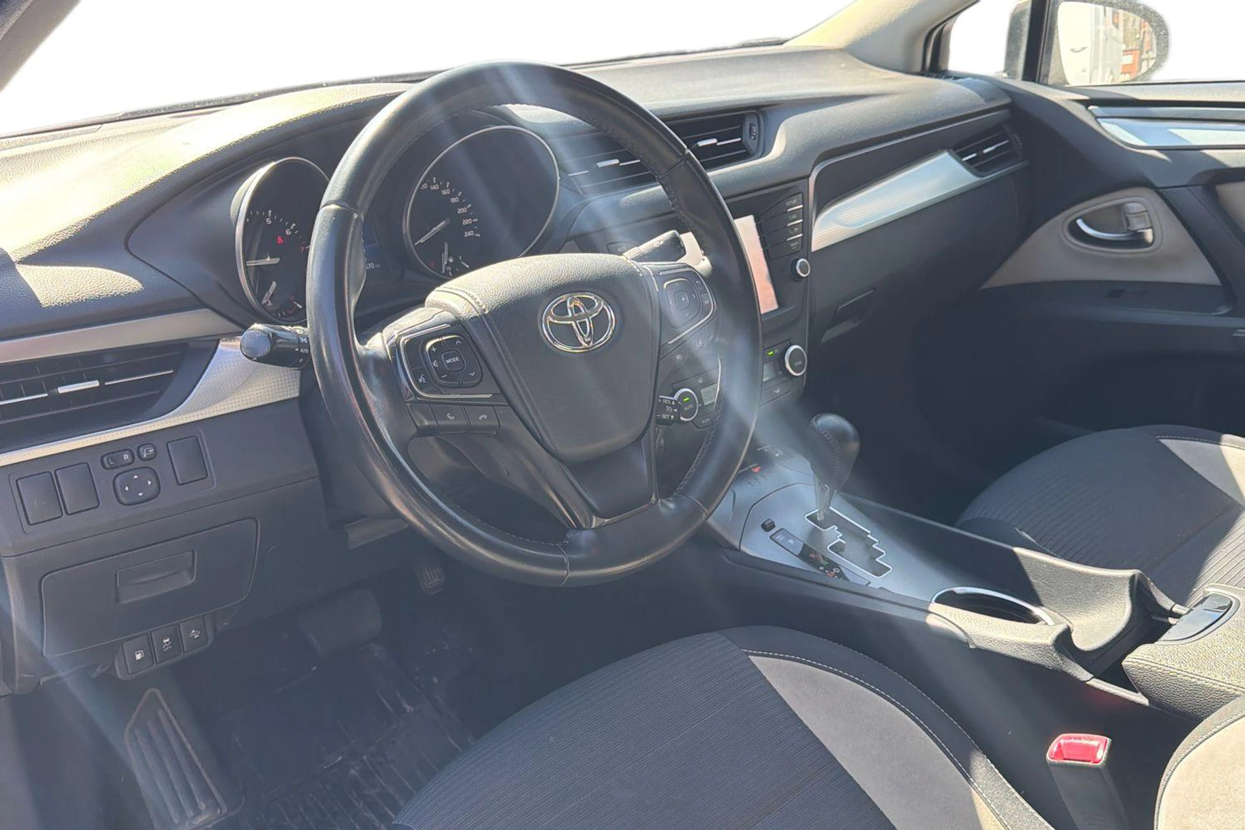 ruskea Toyota AVENSIS 2015 kuva 3.