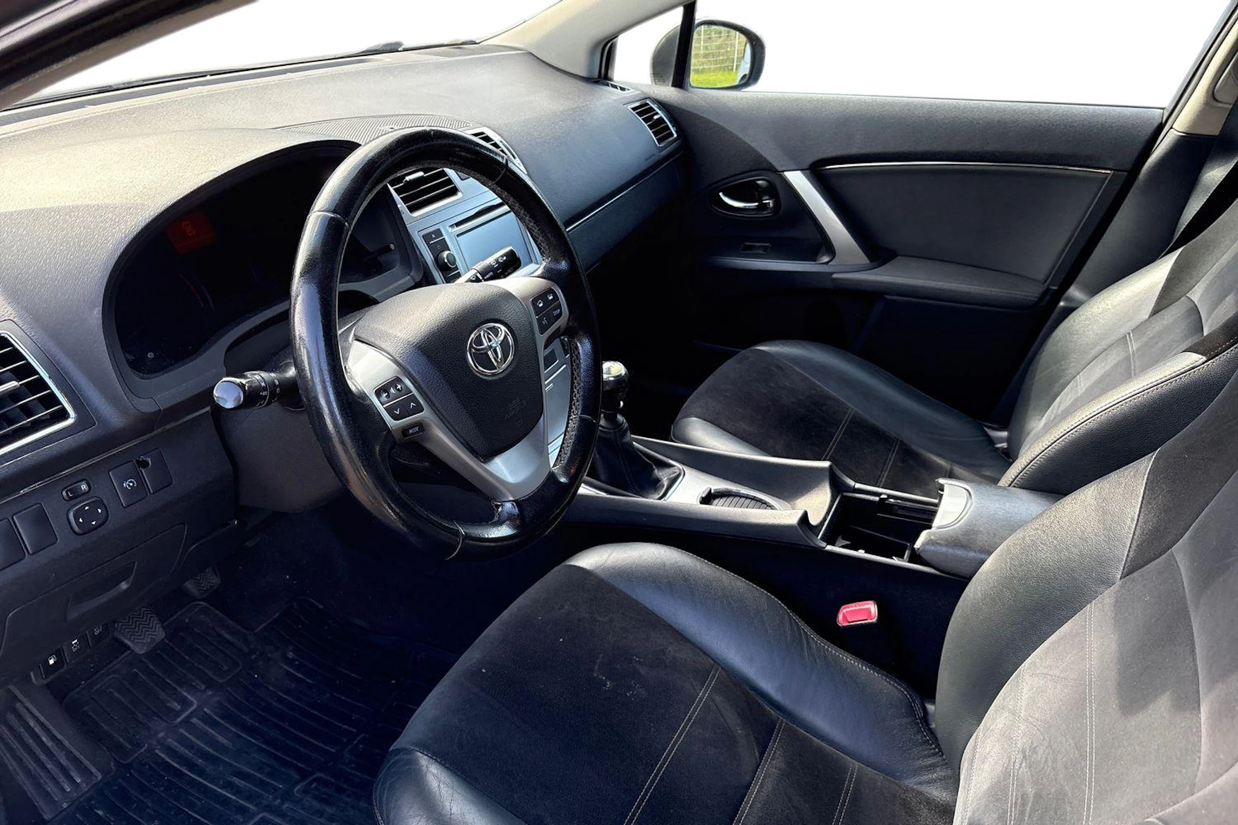 ruskea (beige) Toyota Avensis 2015 kuva 3.