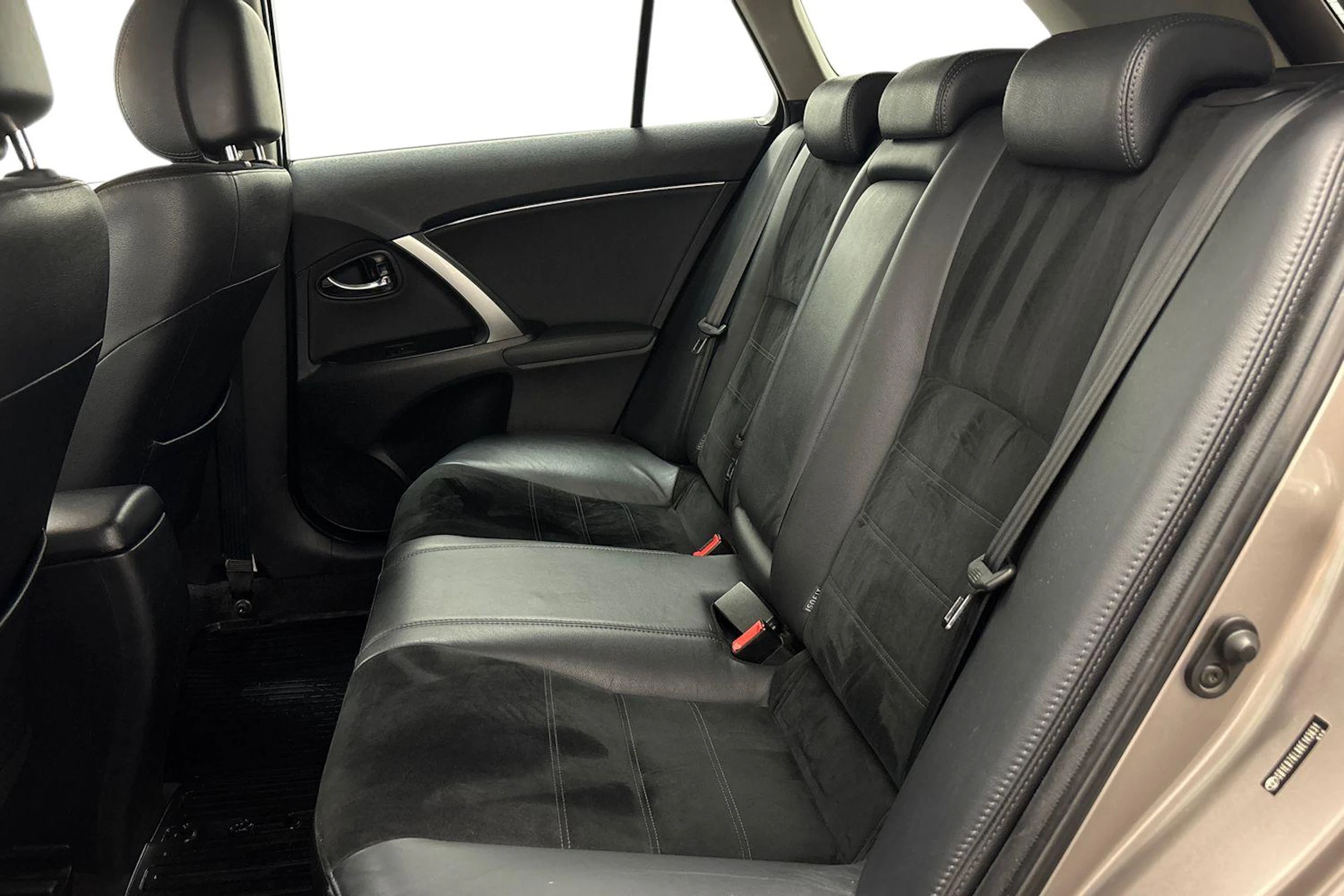 ruskea (beige) Toyota Avensis 2015 kuva 8.