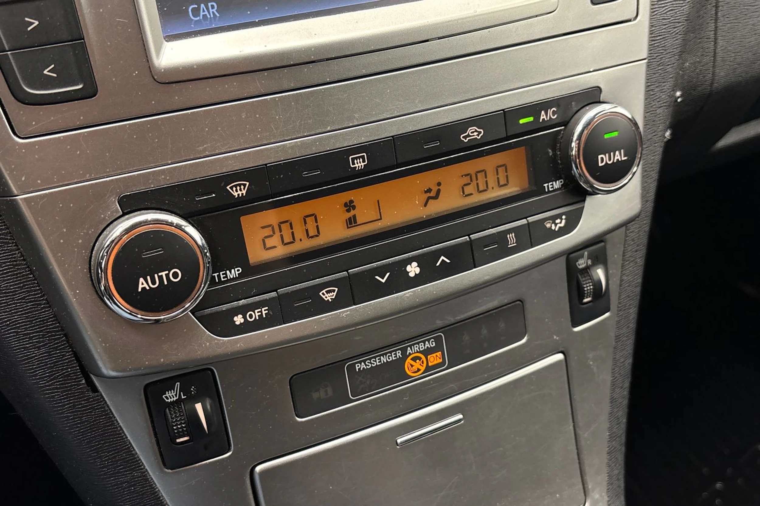 ruskea (beige) Toyota Avensis 2015 kuva 18.