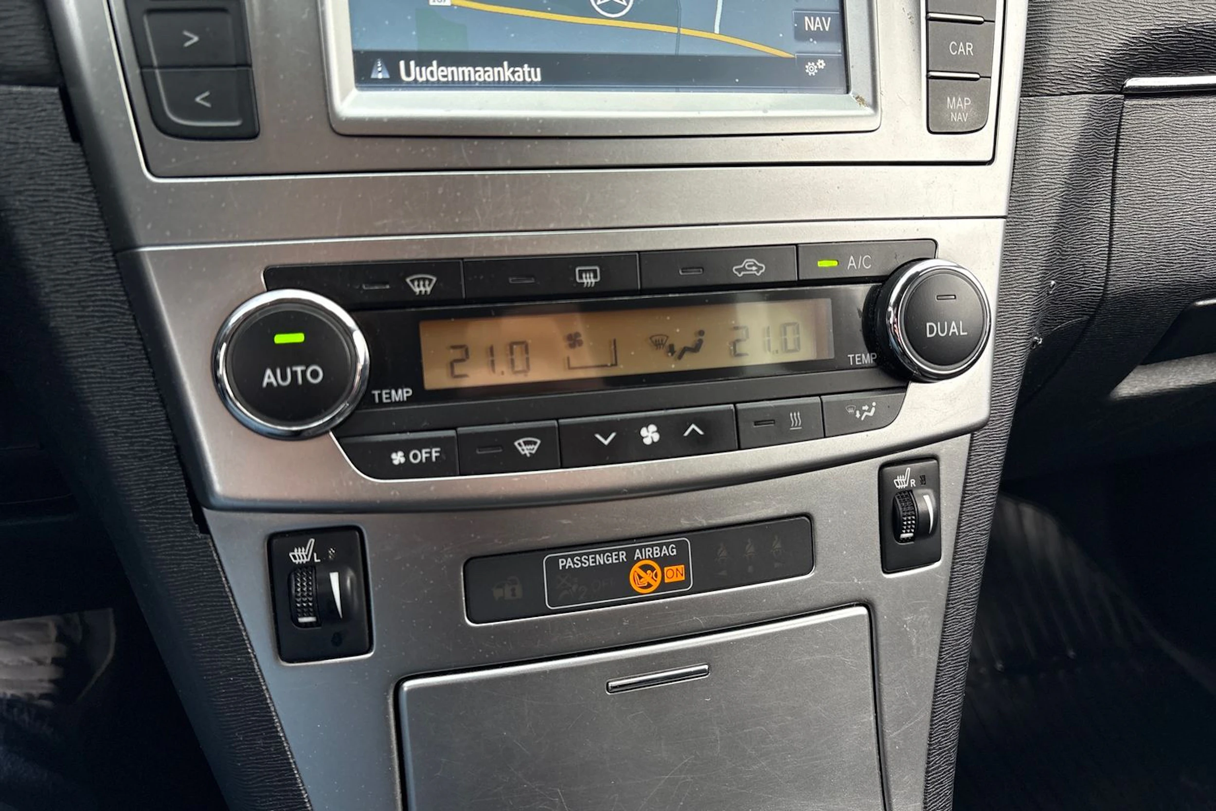 ruskea (beige) Toyota Avensis 2015 kuva 22.