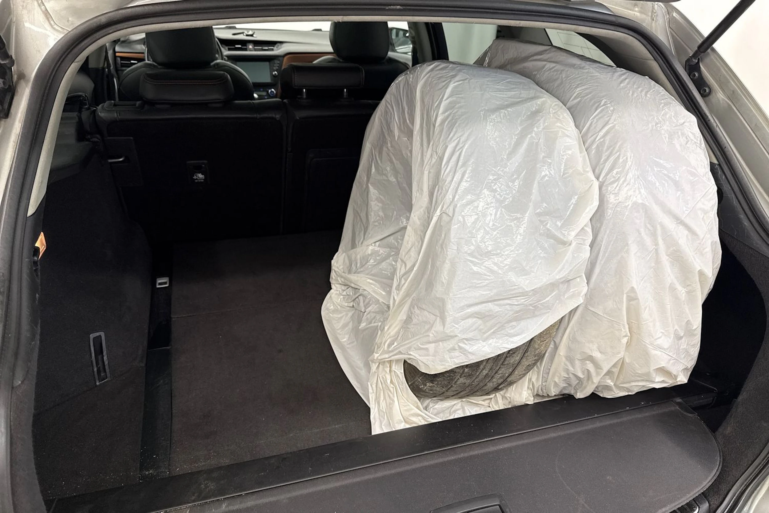 Harmaa Toyota AVENSIS 2015 kuva 11.