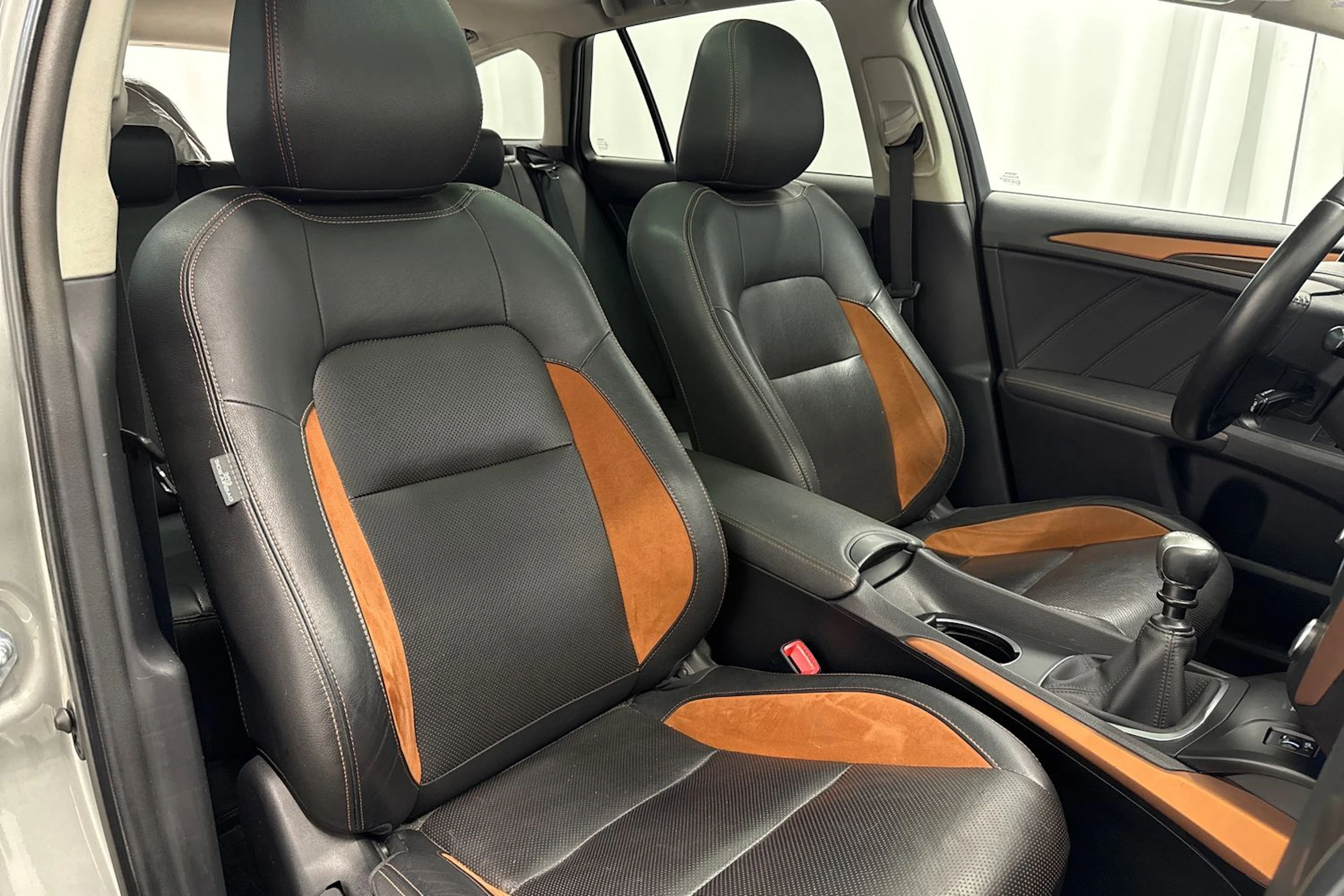 Harmaa Toyota AVENSIS 2015 kuva 12.