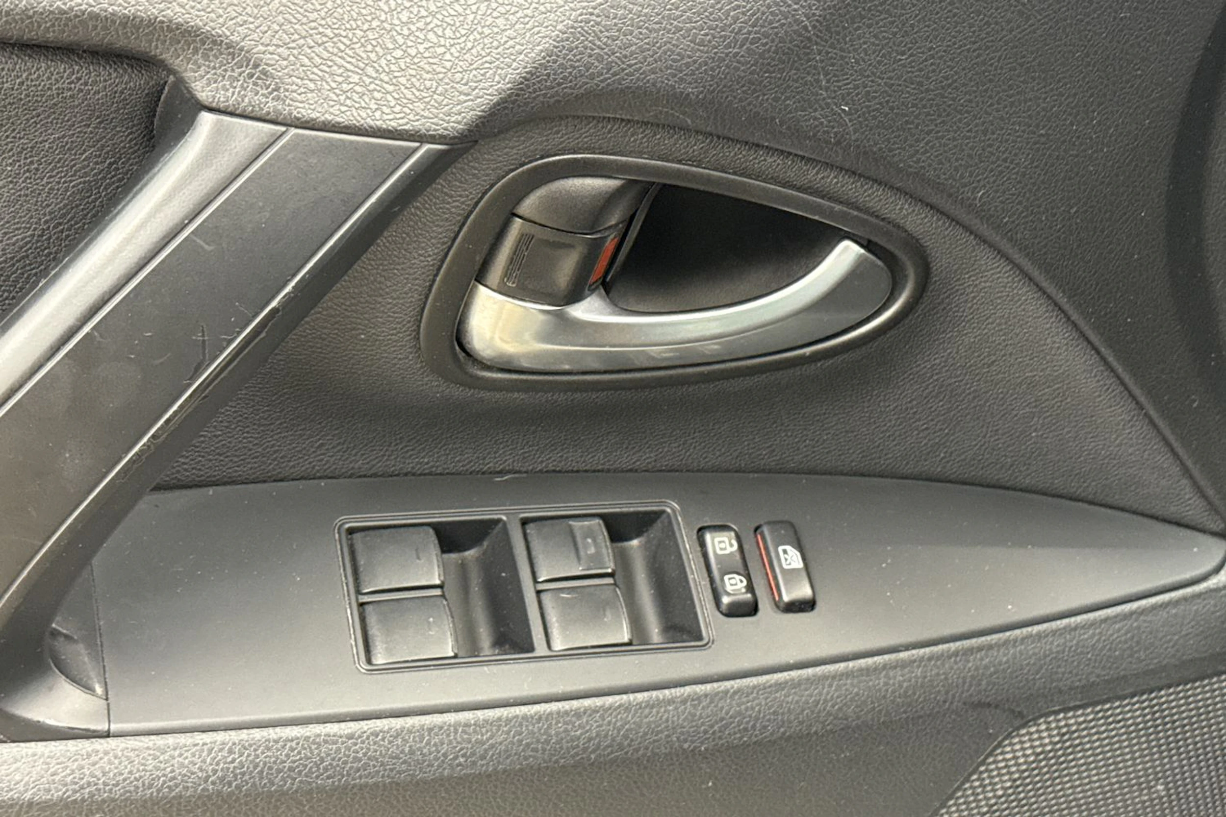 Harmaa Toyota AVENSIS 2015 kuva 18.