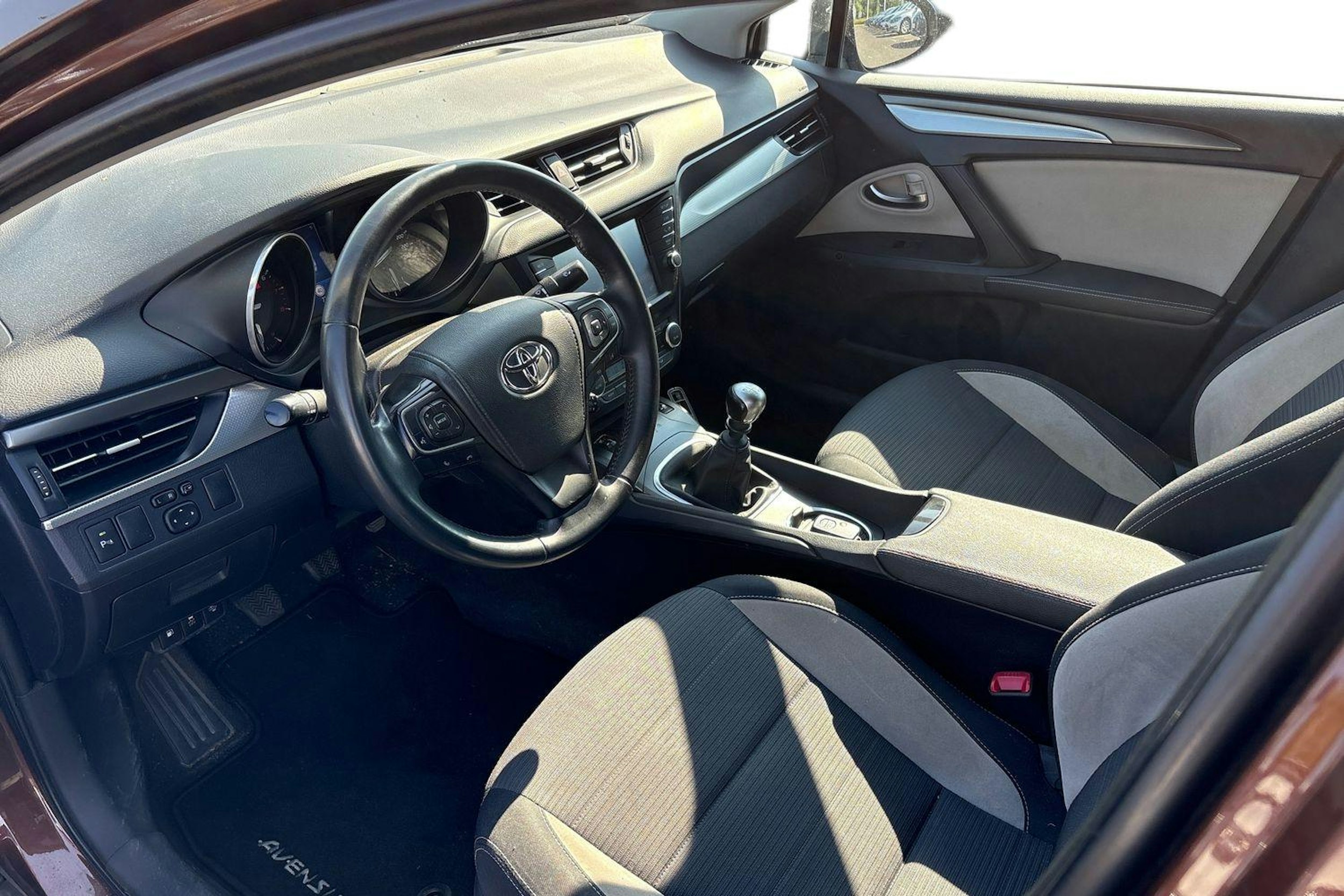ruskea (beige) Toyota Avensis 2015 kuva 3.