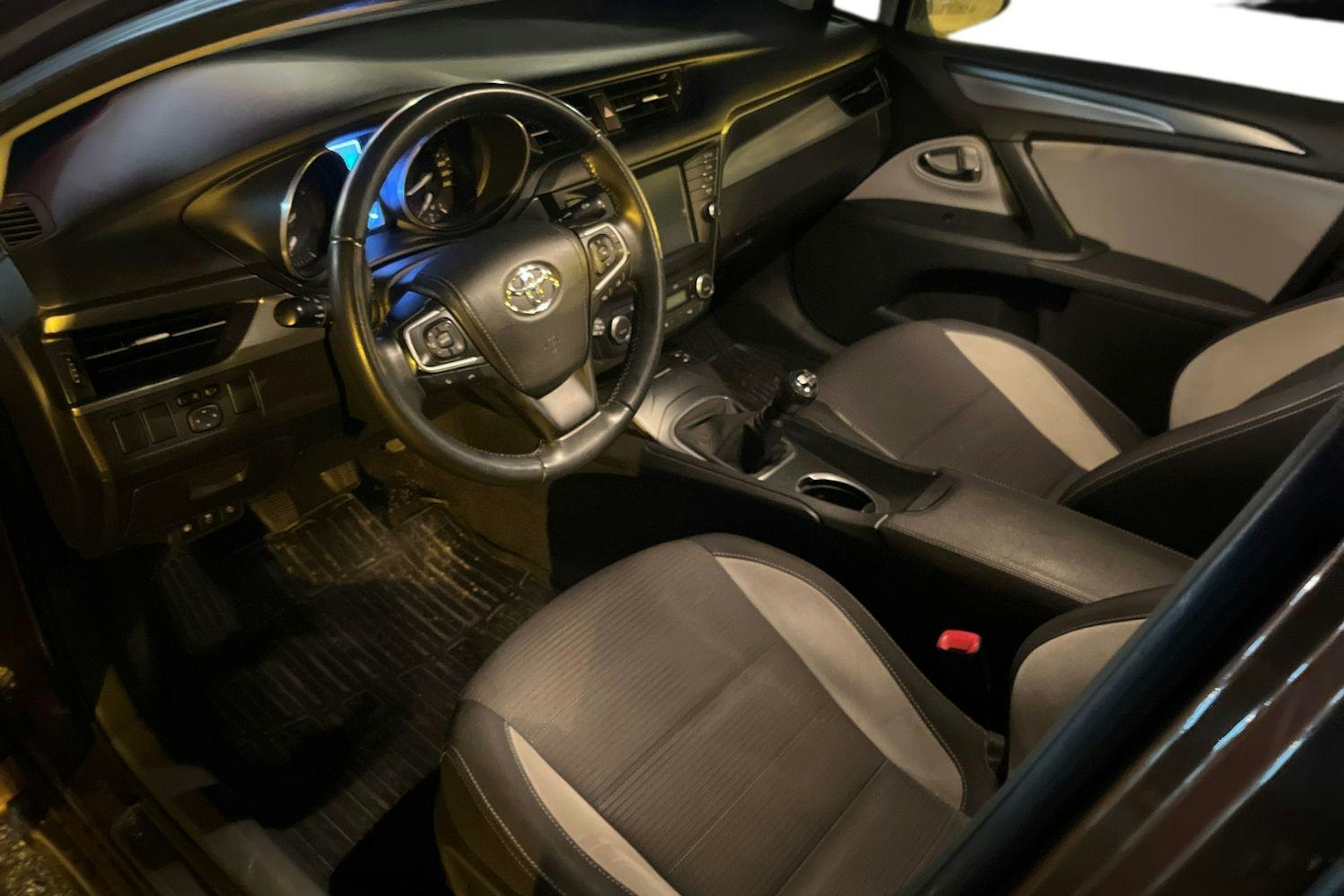 harmaa Toyota Avensis 2015 kuva 3.