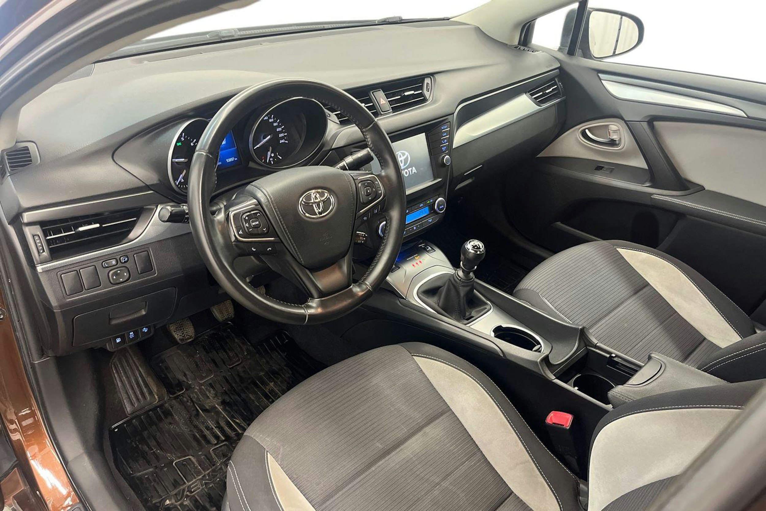 harmaa Toyota Avensis 2016 kuva 7.