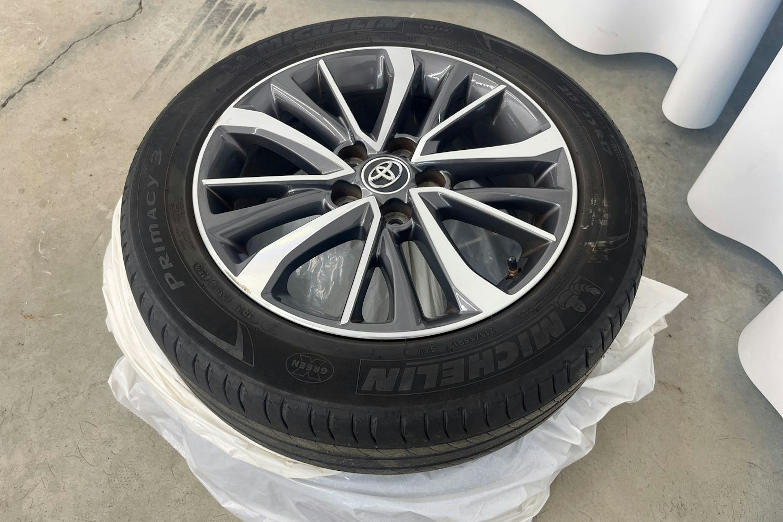 harmaa Toyota Avensis 2016 kuva 13.