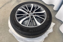 harmaa Toyota Avensis 2016 kuva 13.