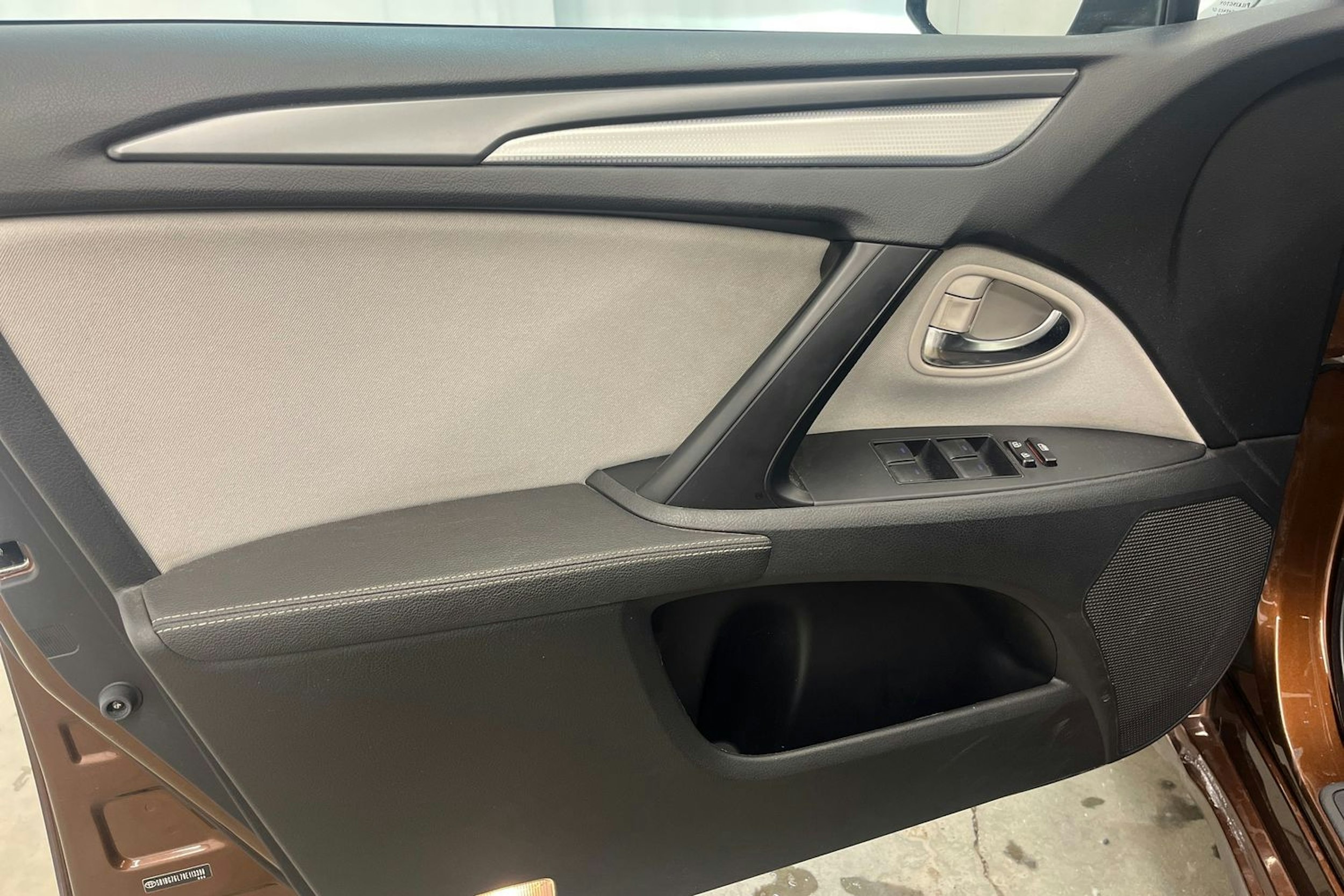 harmaa Toyota Avensis 2016 kuva 14.