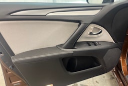 harmaa Toyota Avensis 2016 kuva 14.