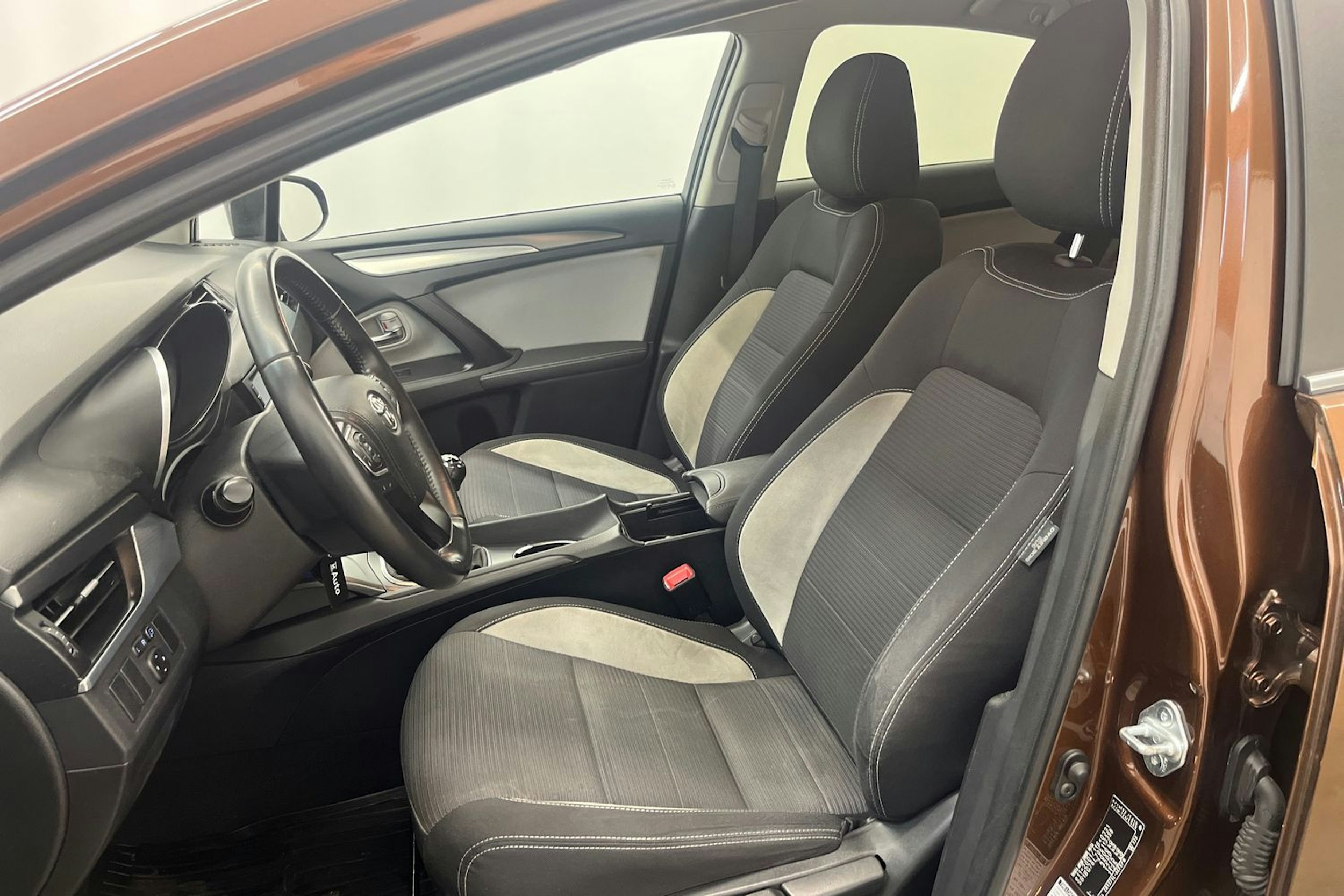 harmaa Toyota Avensis 2016 kuva 15.