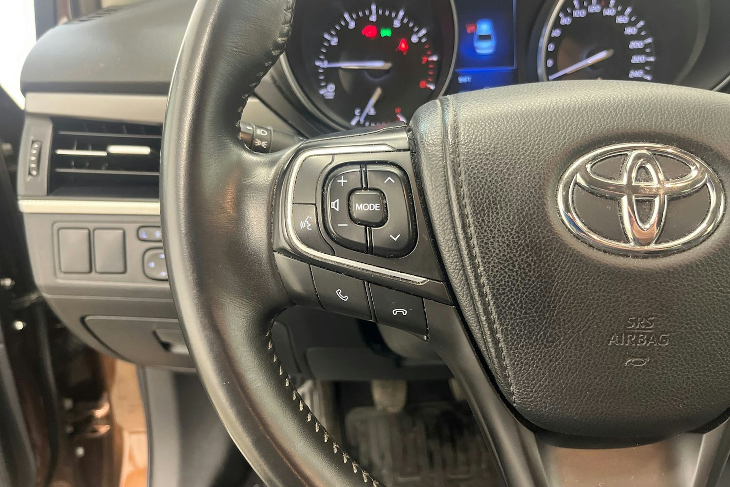 harmaa Toyota Avensis 2016 kuva 16.