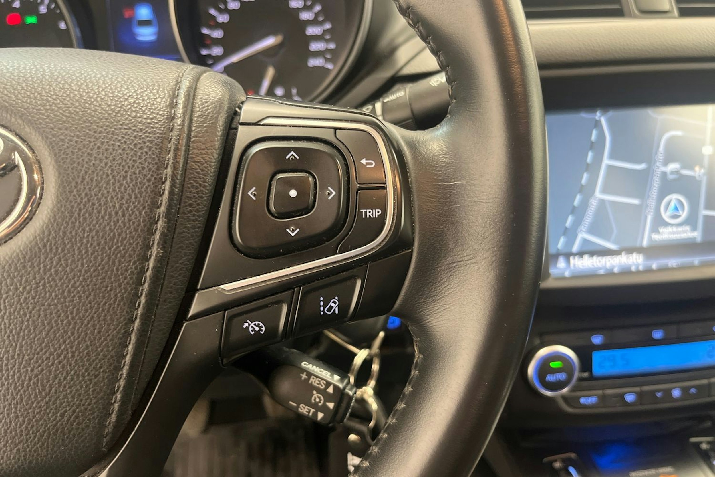 harmaa Toyota Avensis 2016 kuva 17.