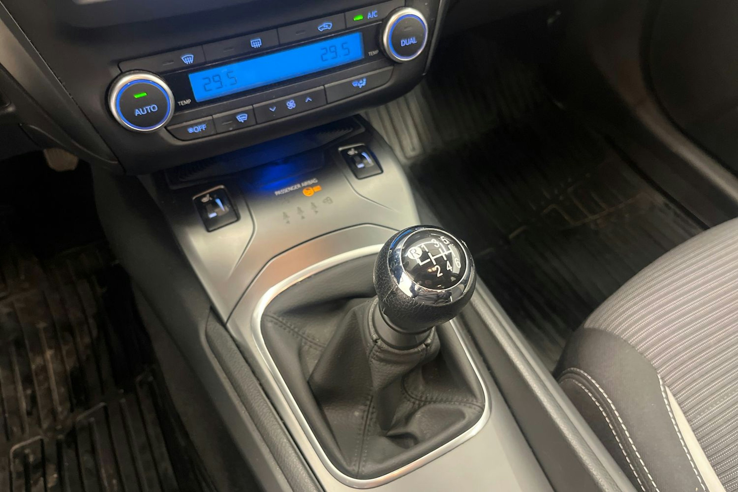 harmaa Toyota Avensis 2016 kuva 20.