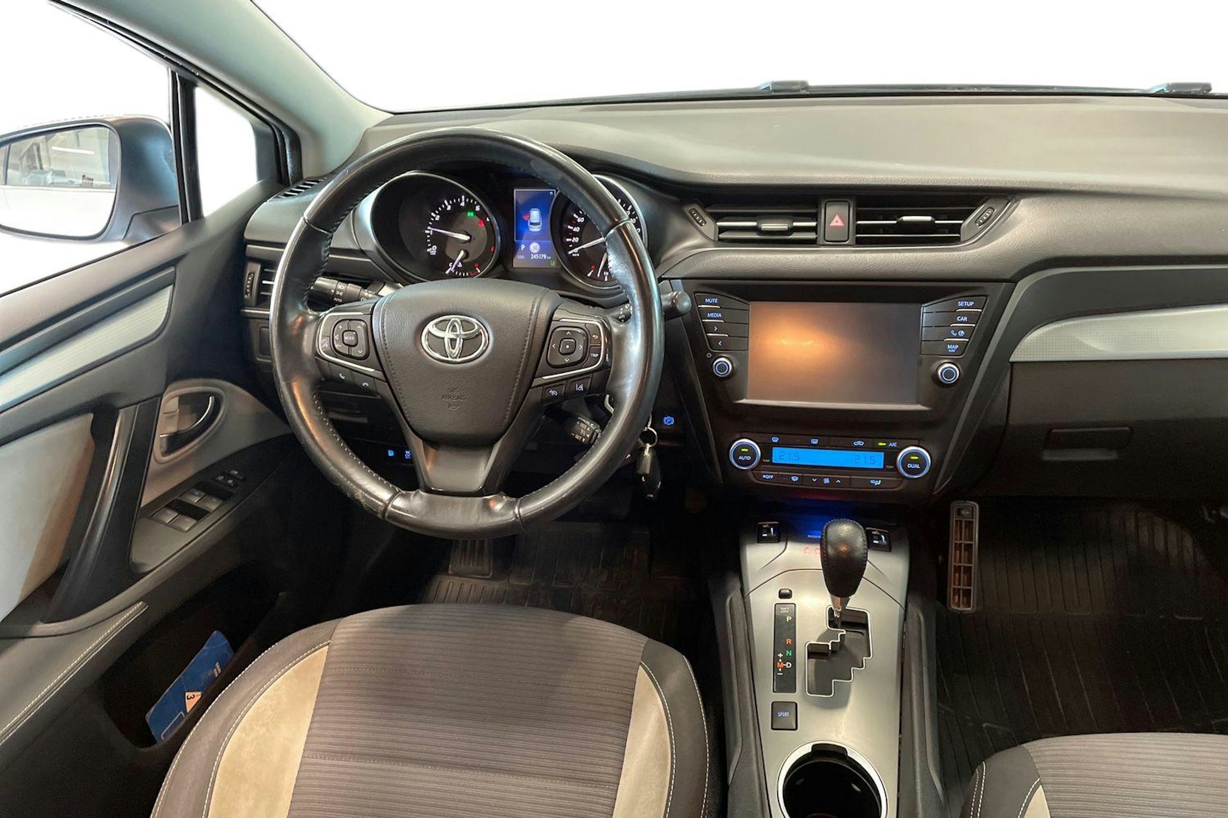 hopea Toyota Avensis 2015 kuva 9.