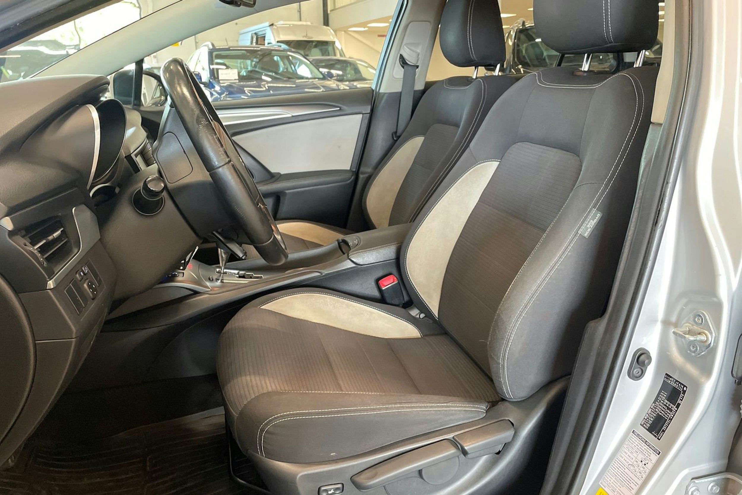 hopea Toyota Avensis 2015 kuva 14.