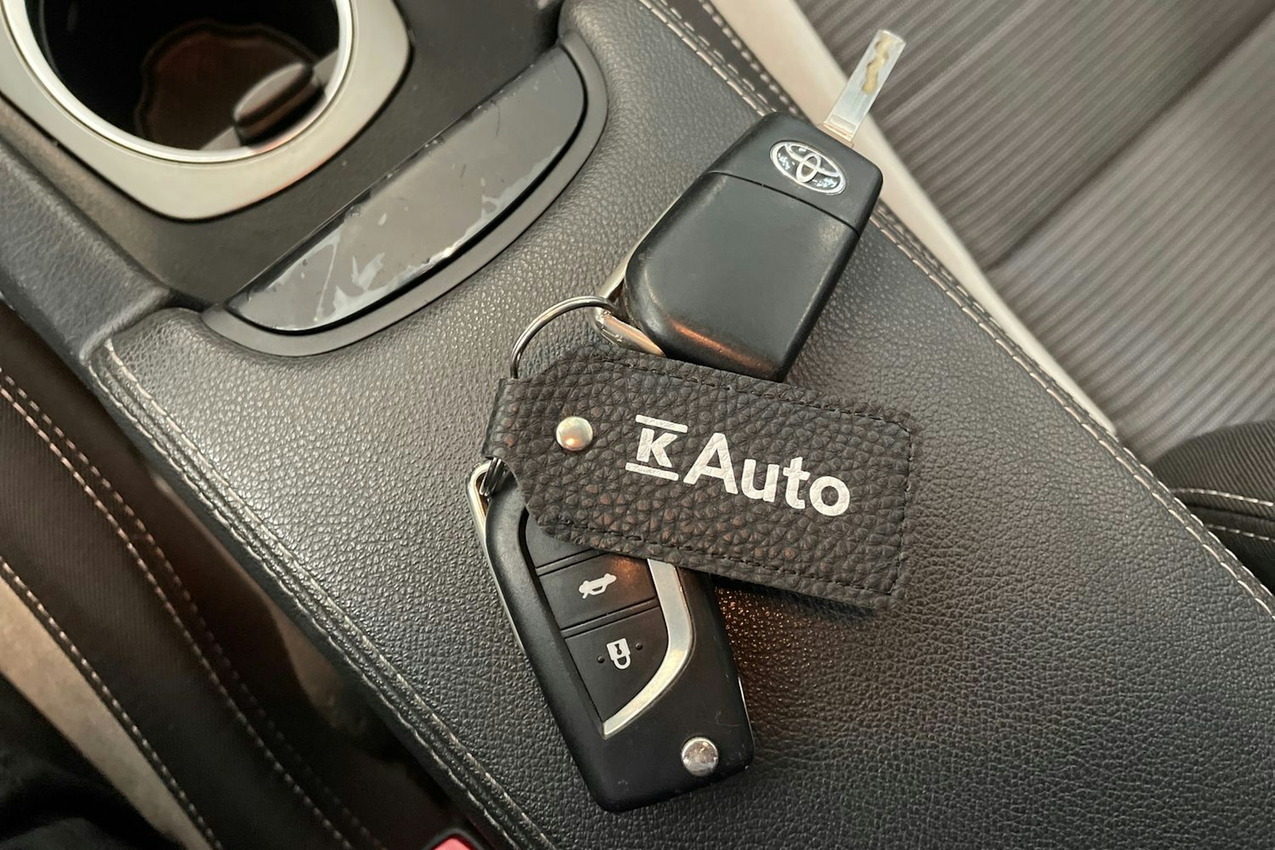 hopea Toyota Avensis 2015 kuva 32.