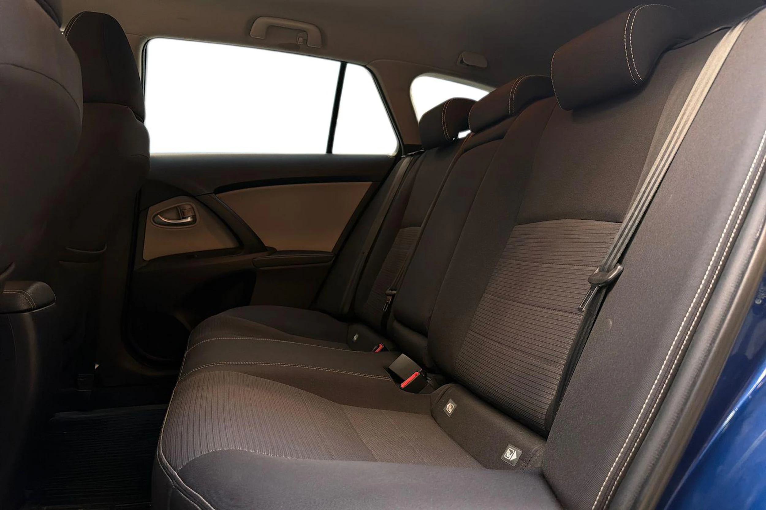 sininen Toyota Avensis 2015 kuva 8.