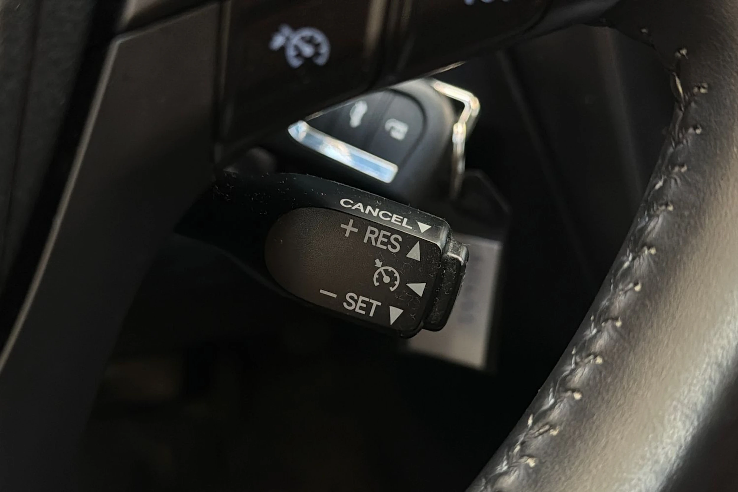 sininen Toyota Avensis 2015 kuva 15.