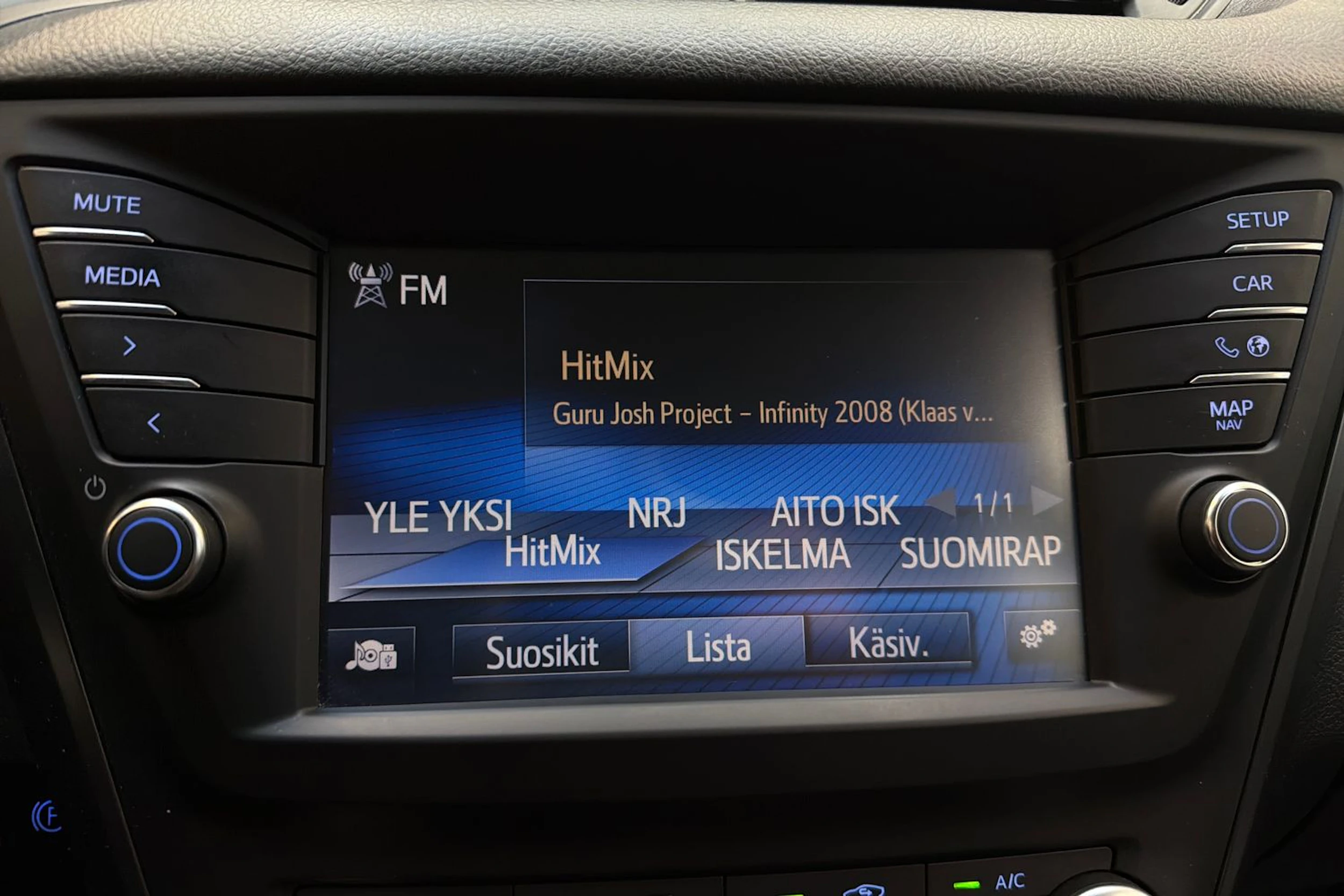 sininen Toyota Avensis 2015 kuva 16.