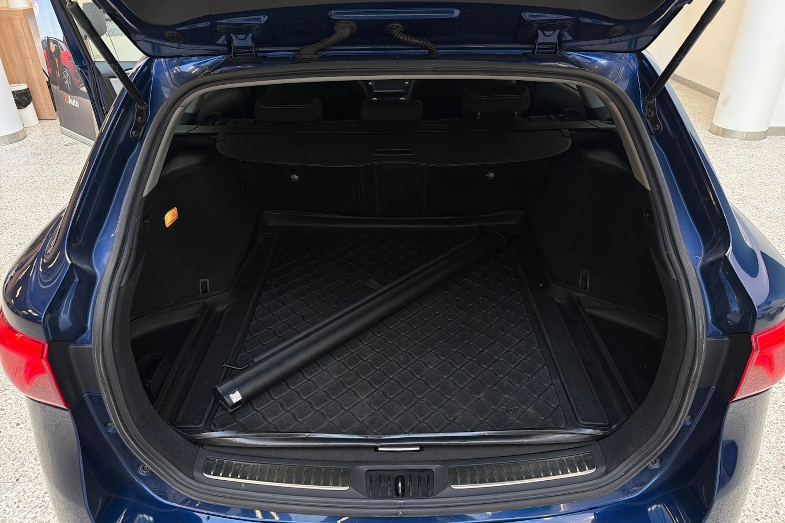sininen Toyota Avensis 2015 kuva 22.