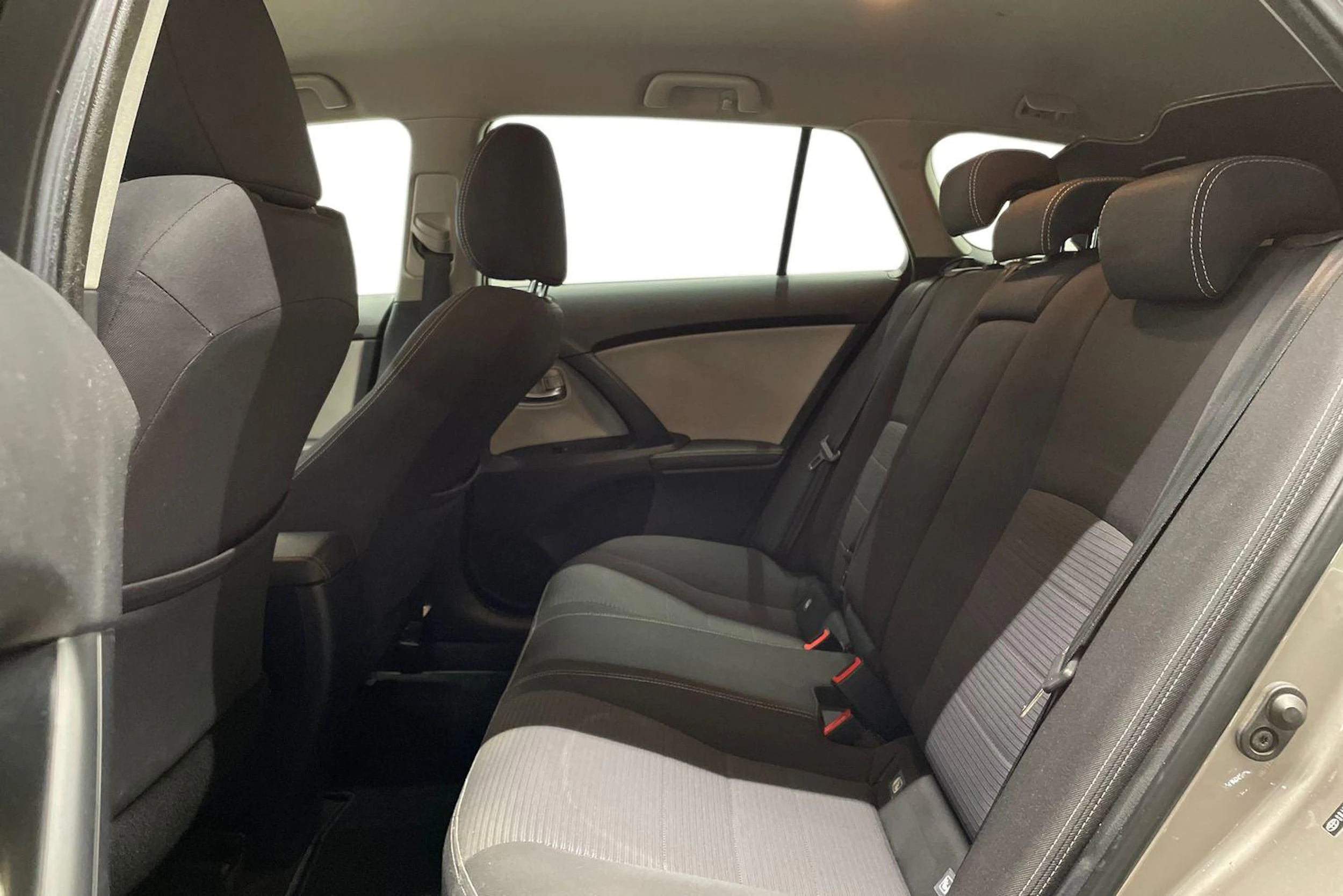 ruskea (beige) Toyota Avensis 2016 kuva 8.