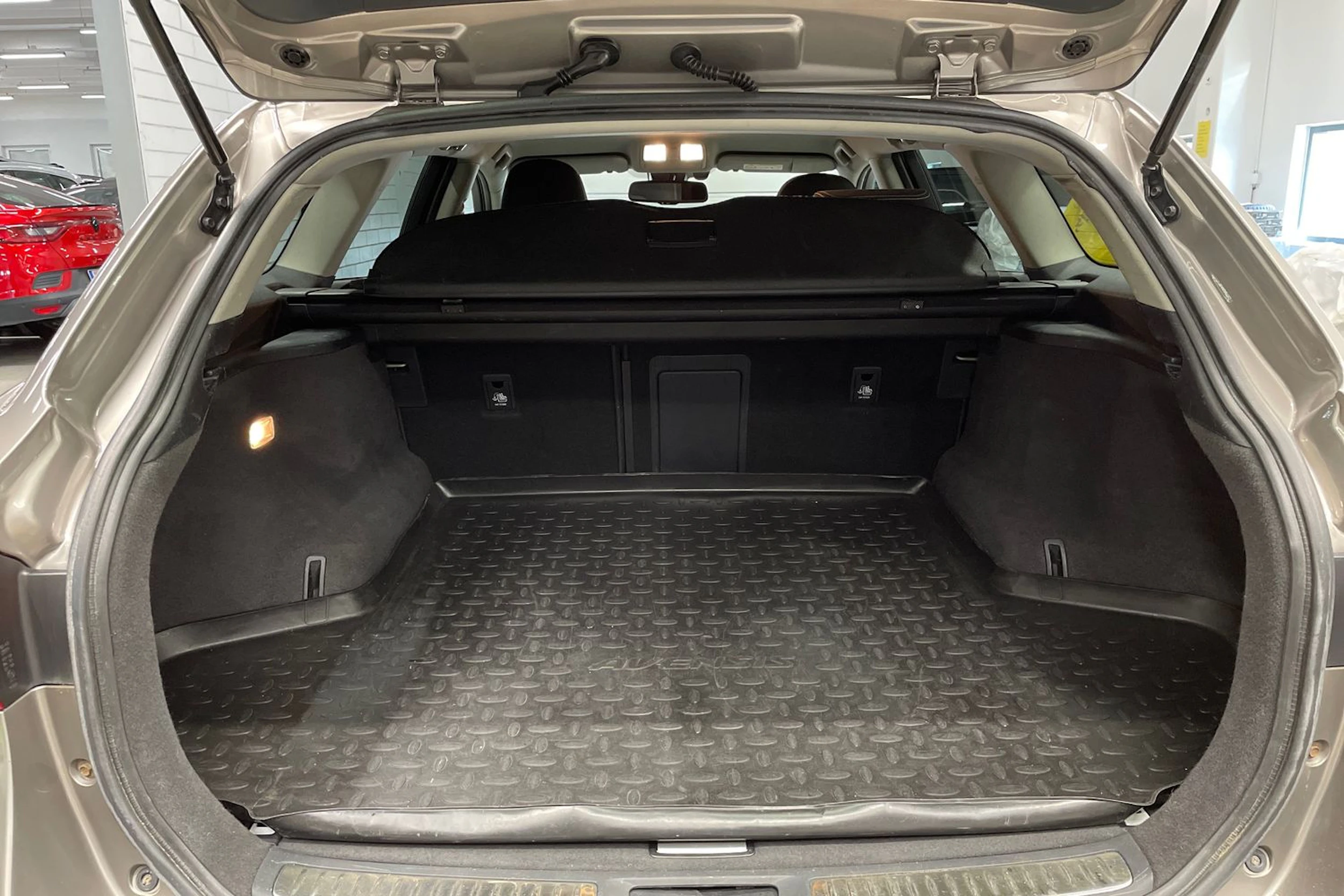 ruskea (beige) Toyota Avensis 2016 kuva 12.
