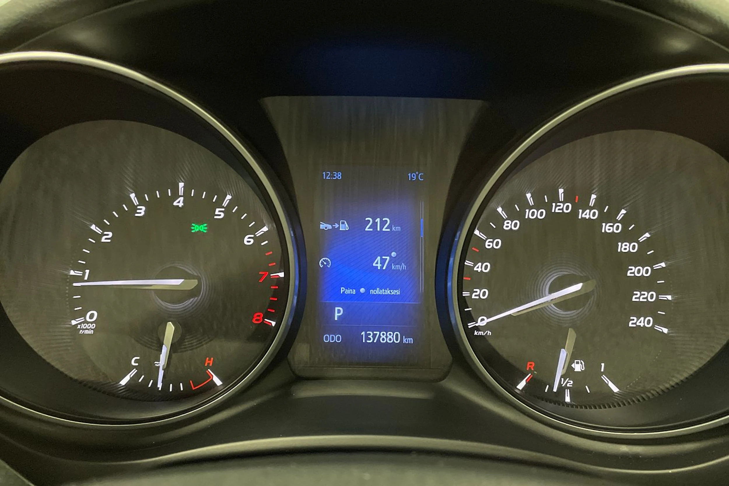 ruskea (beige) Toyota Avensis 2016 kuva 13.
