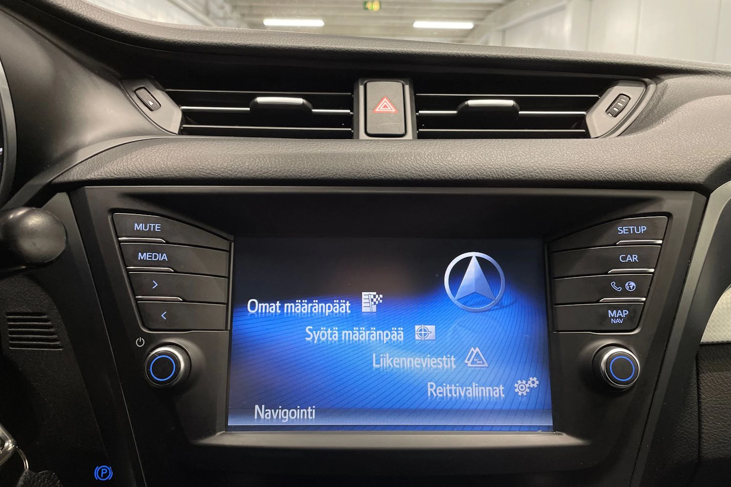 ruskea (beige) Toyota Avensis 2016 kuva 14.