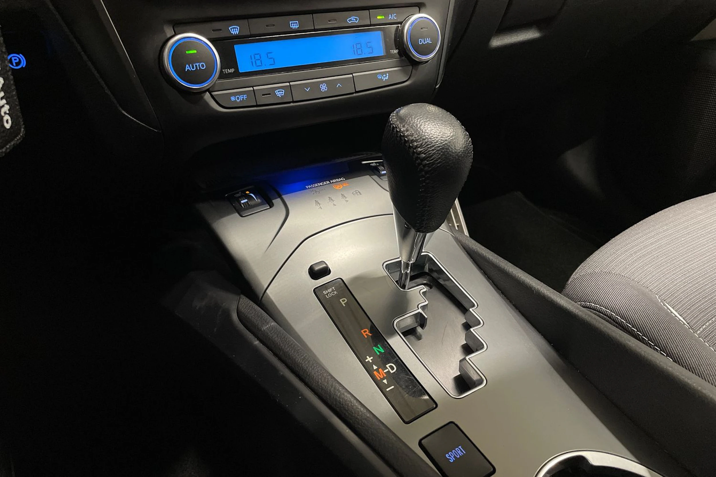 ruskea (beige) Toyota Avensis 2016 kuva 23.