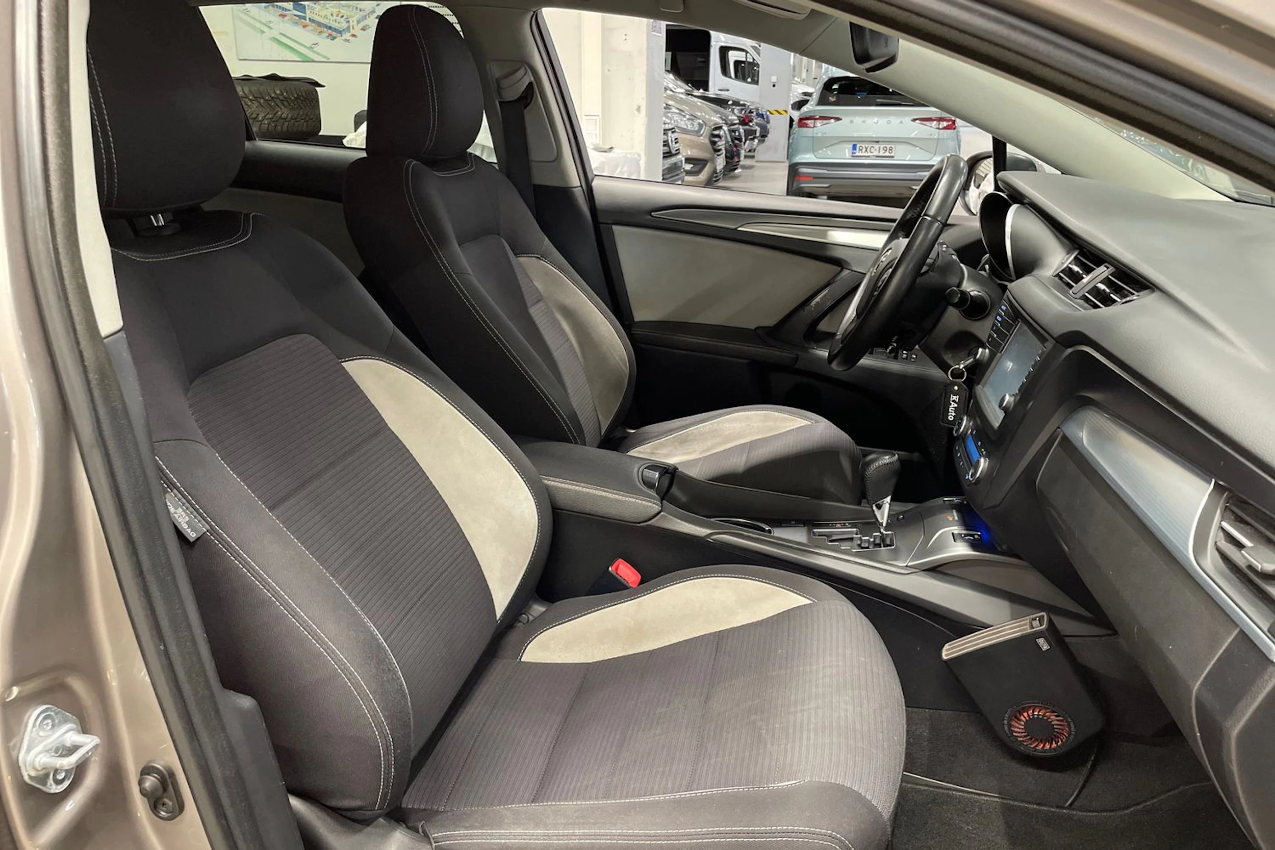 ruskea (beige) Toyota Avensis 2016 kuva 25.