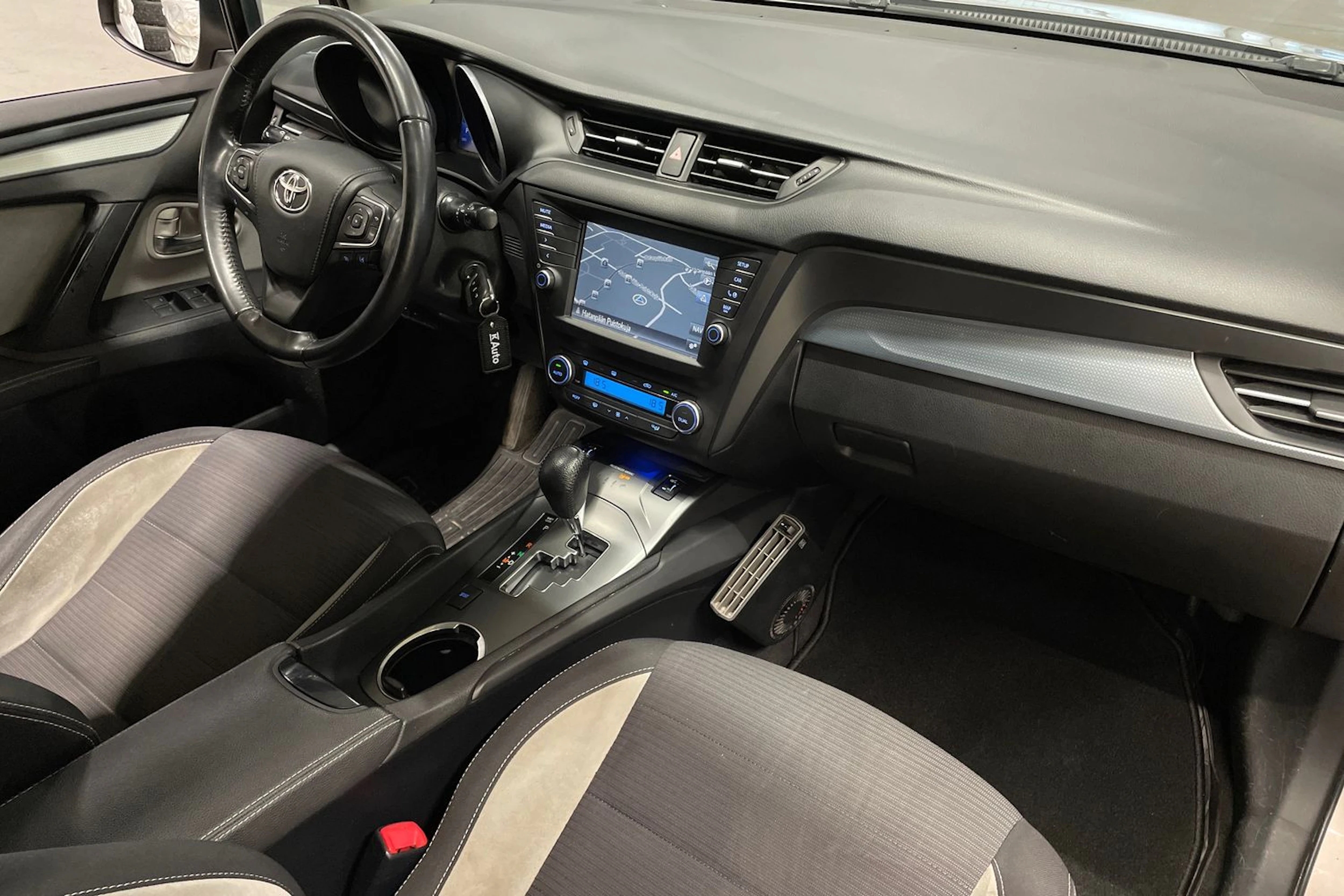 ruskea (beige) Toyota Avensis 2016 kuva 26.