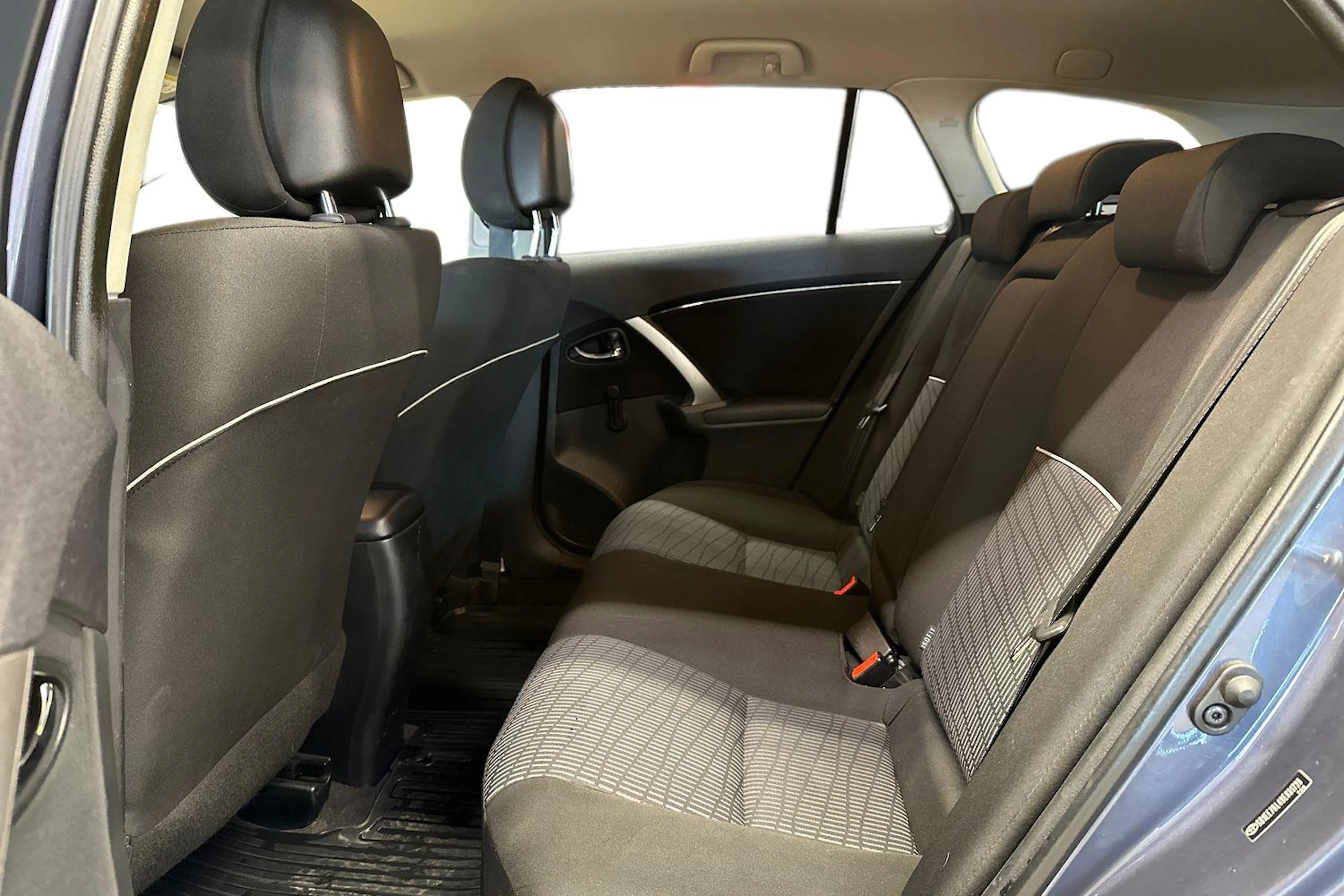 sininen Toyota Avensis 2015 kuva 8.