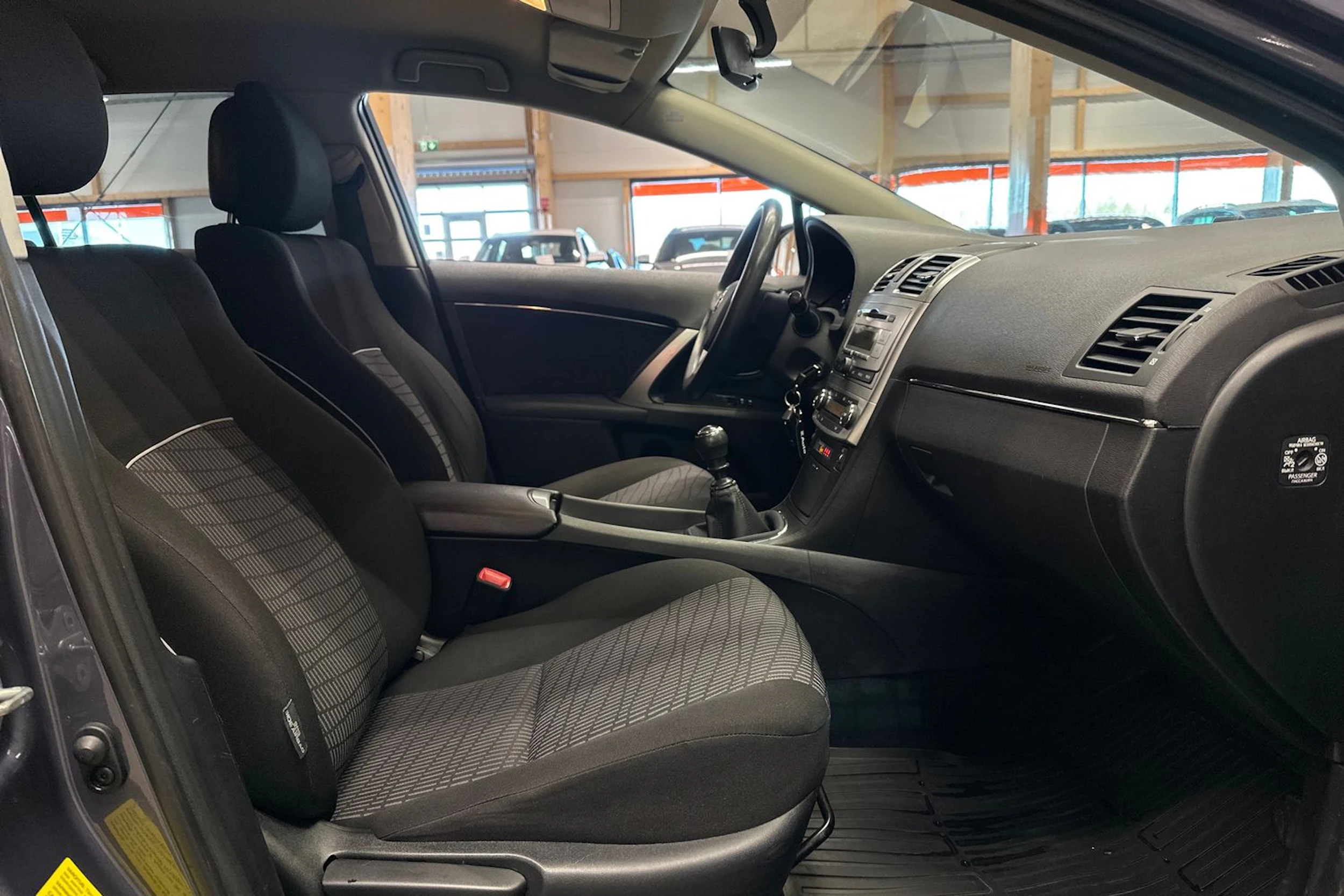 sininen Toyota Avensis 2015 kuva 11.